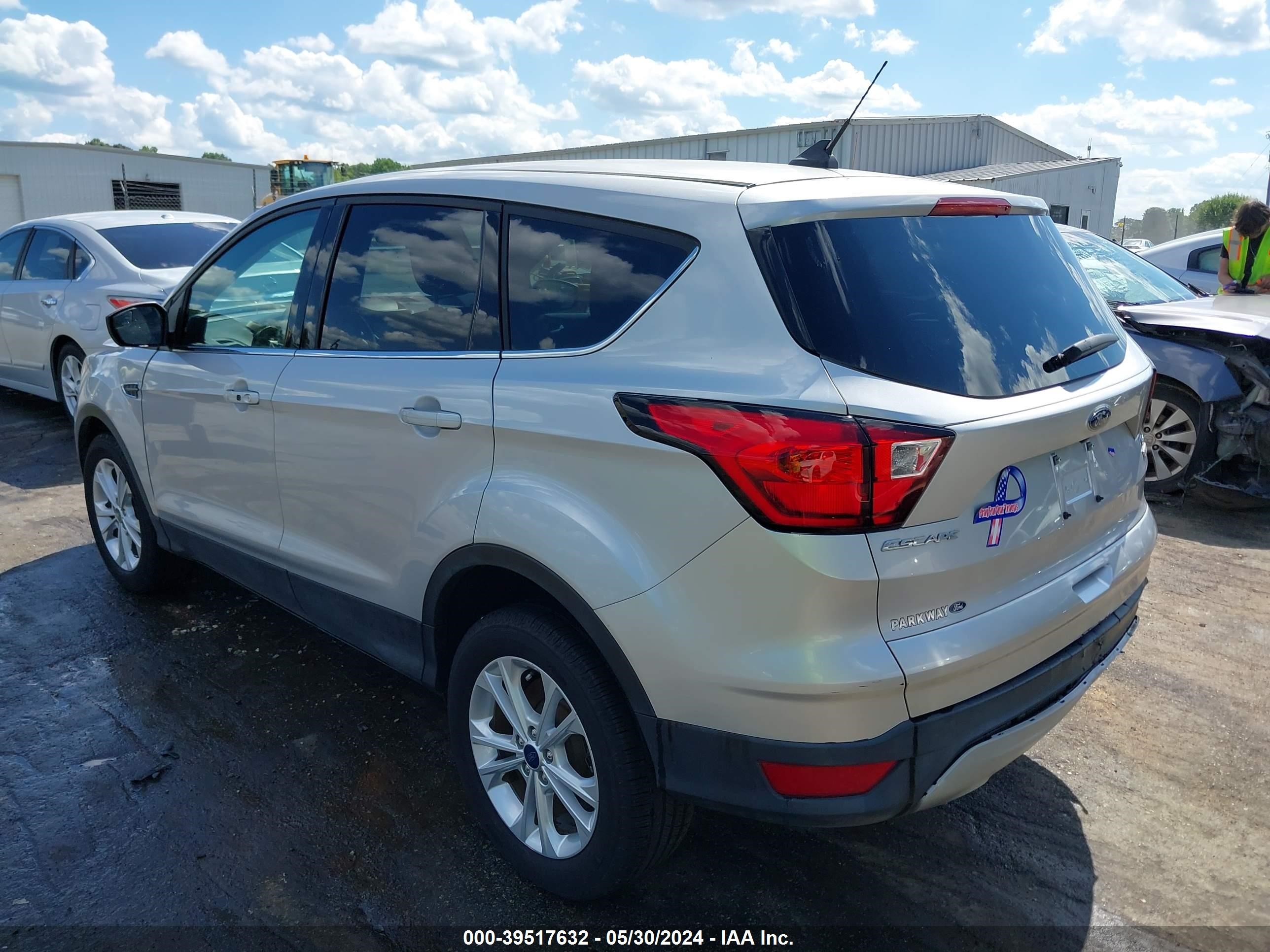 Photo 2 VIN: 1FMCU0GD3KUB94203 - FORD ESCAPE 