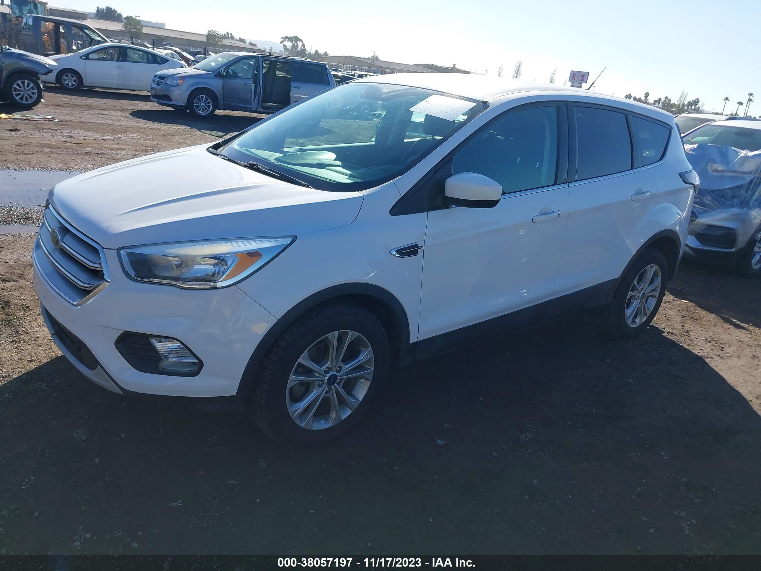 Photo 1 VIN: 1FMCU0GD4HUD30282 - FORD ESCAPE 