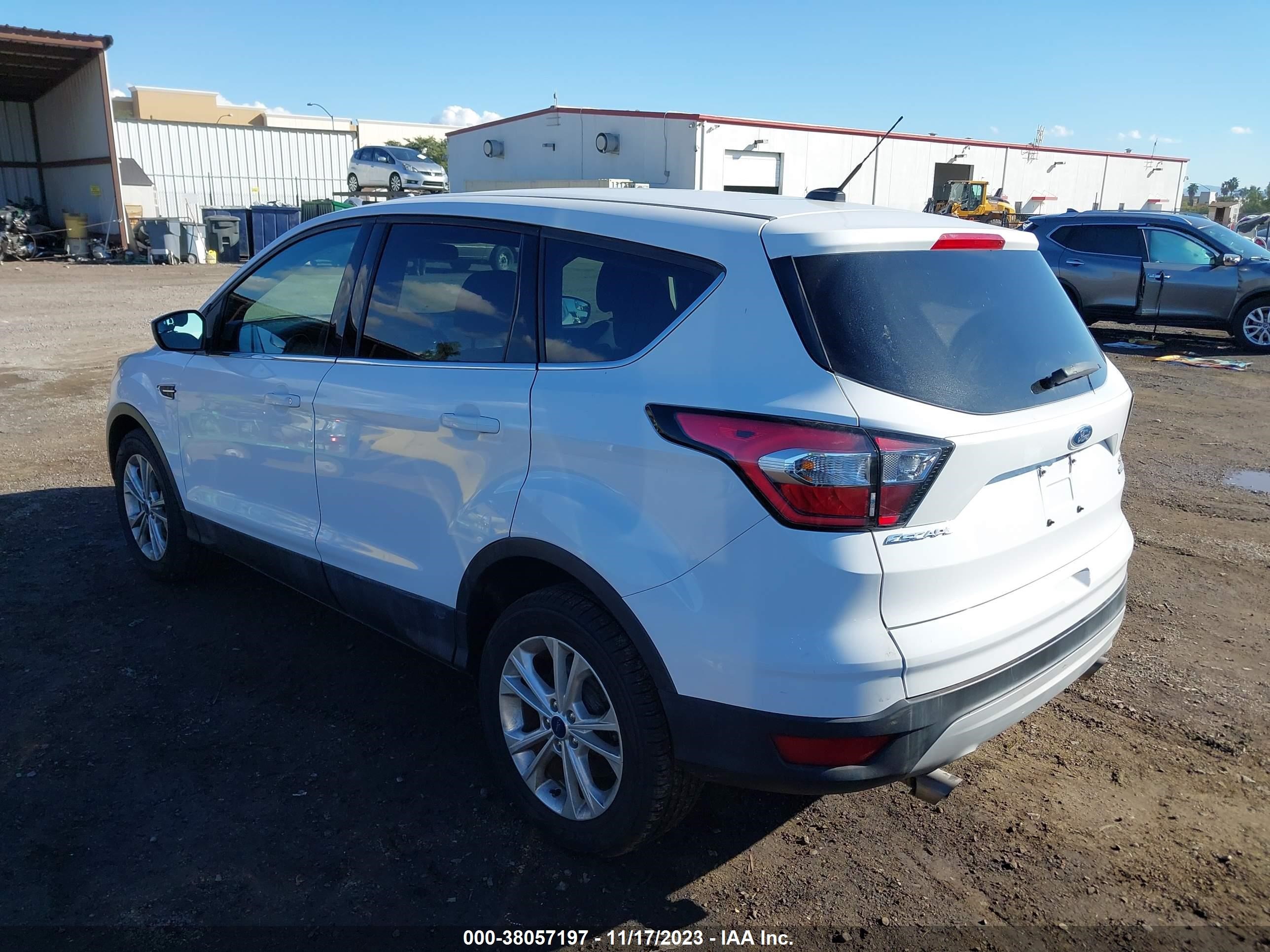 Photo 2 VIN: 1FMCU0GD4HUD30282 - FORD ESCAPE 