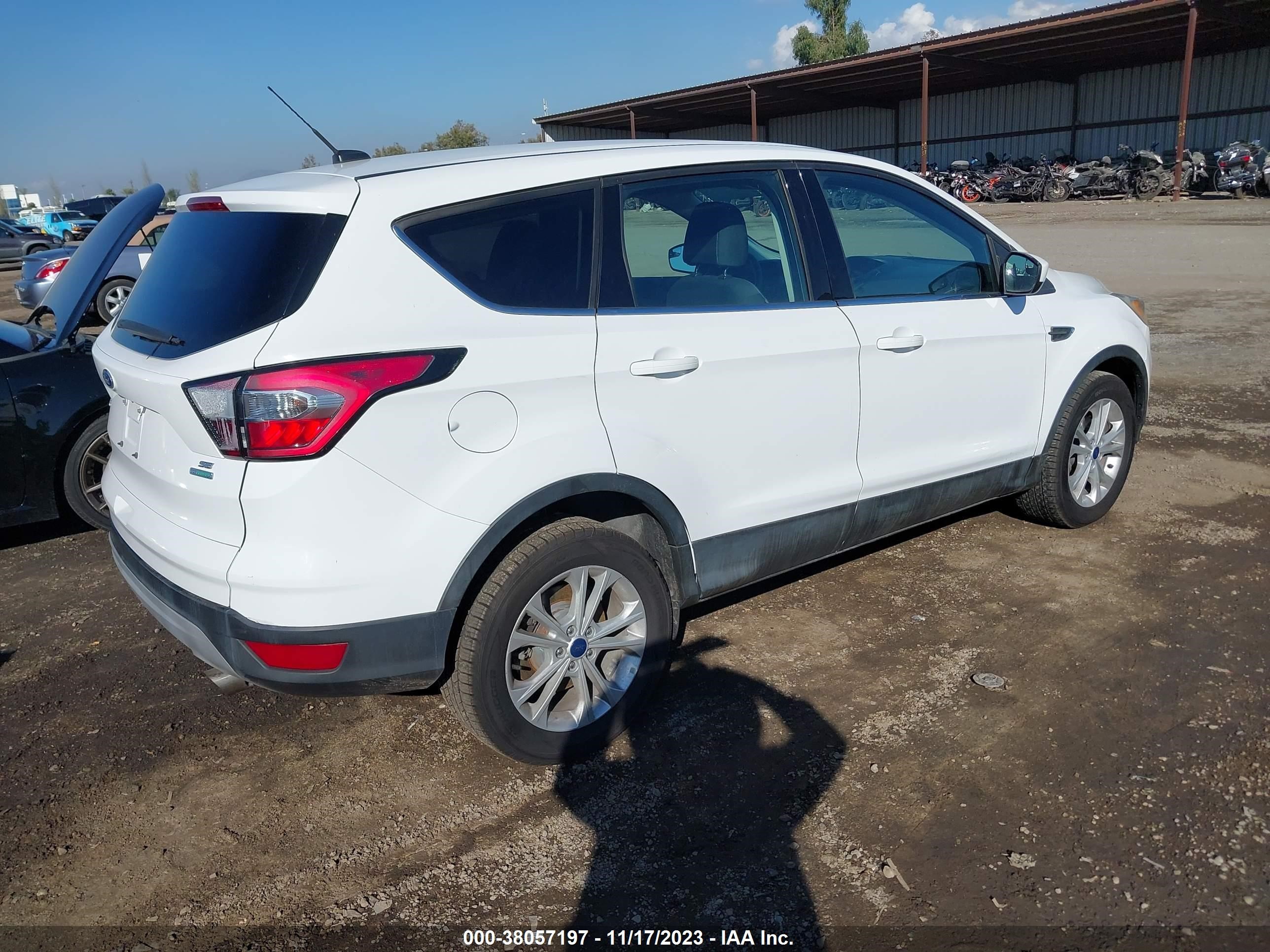 Photo 3 VIN: 1FMCU0GD4HUD30282 - FORD ESCAPE 