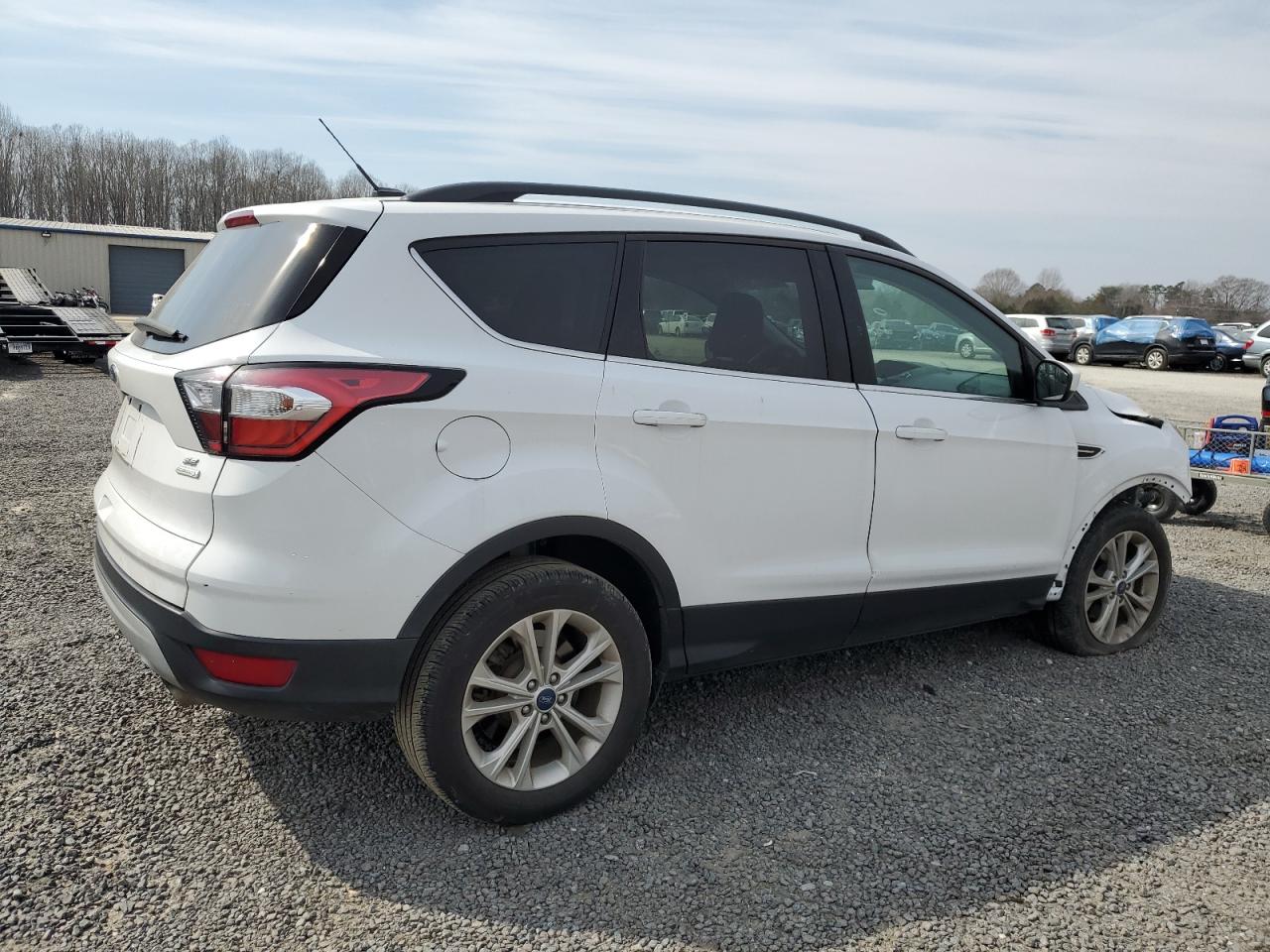 Photo 2 VIN: 1FMCU0GD4JUB17497 - FORD ESCAPE SE 