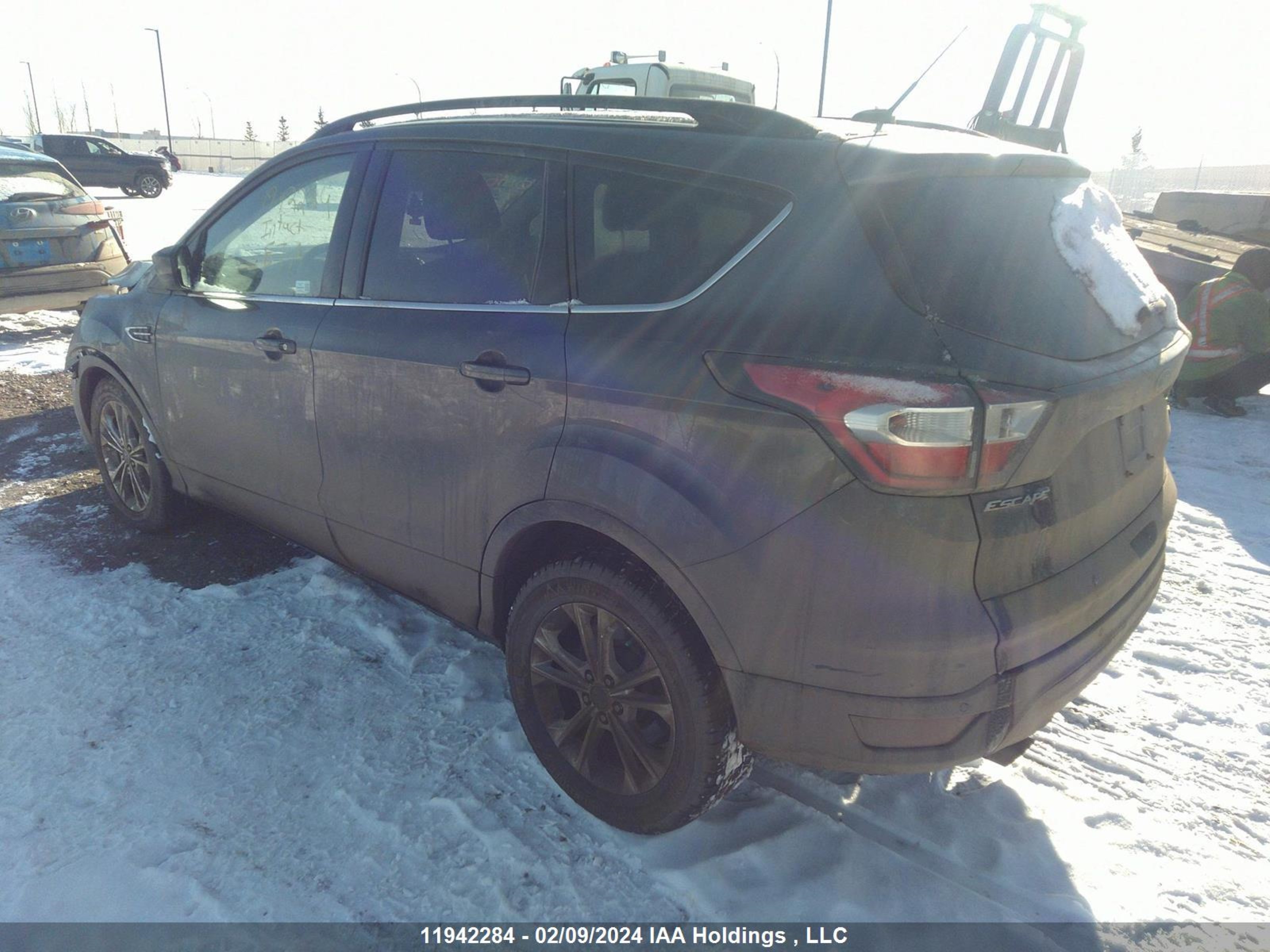 Photo 2 VIN: 1FMCU0GD5HUB10925 - FORD ESCAPE 