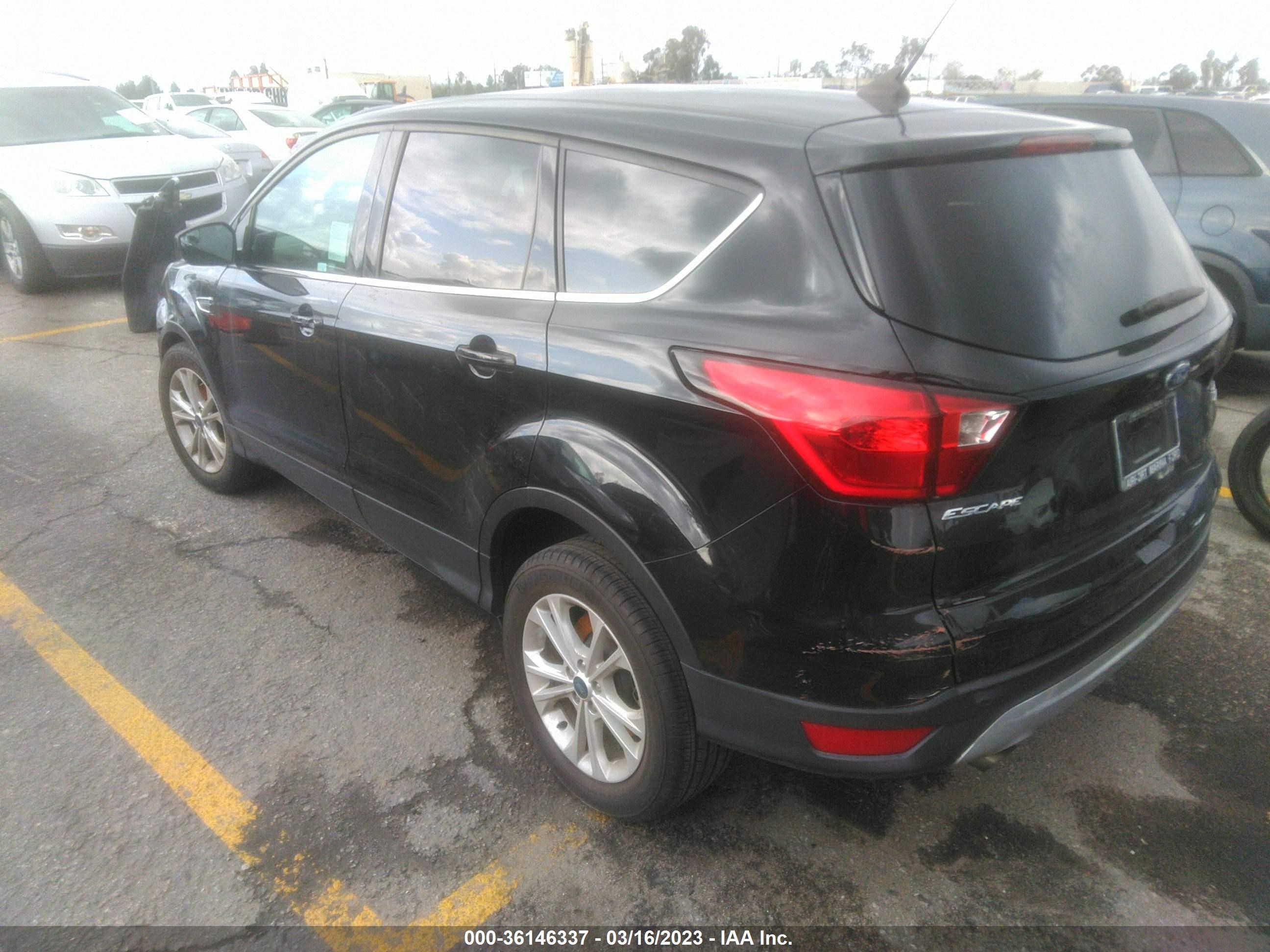 Photo 2 VIN: 1FMCU0GD5KUB79184 - FORD ESCAPE 