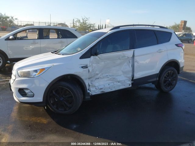 Photo 5 VIN: 1FMCU0GD6JUA12105 - FORD ESCAPE 