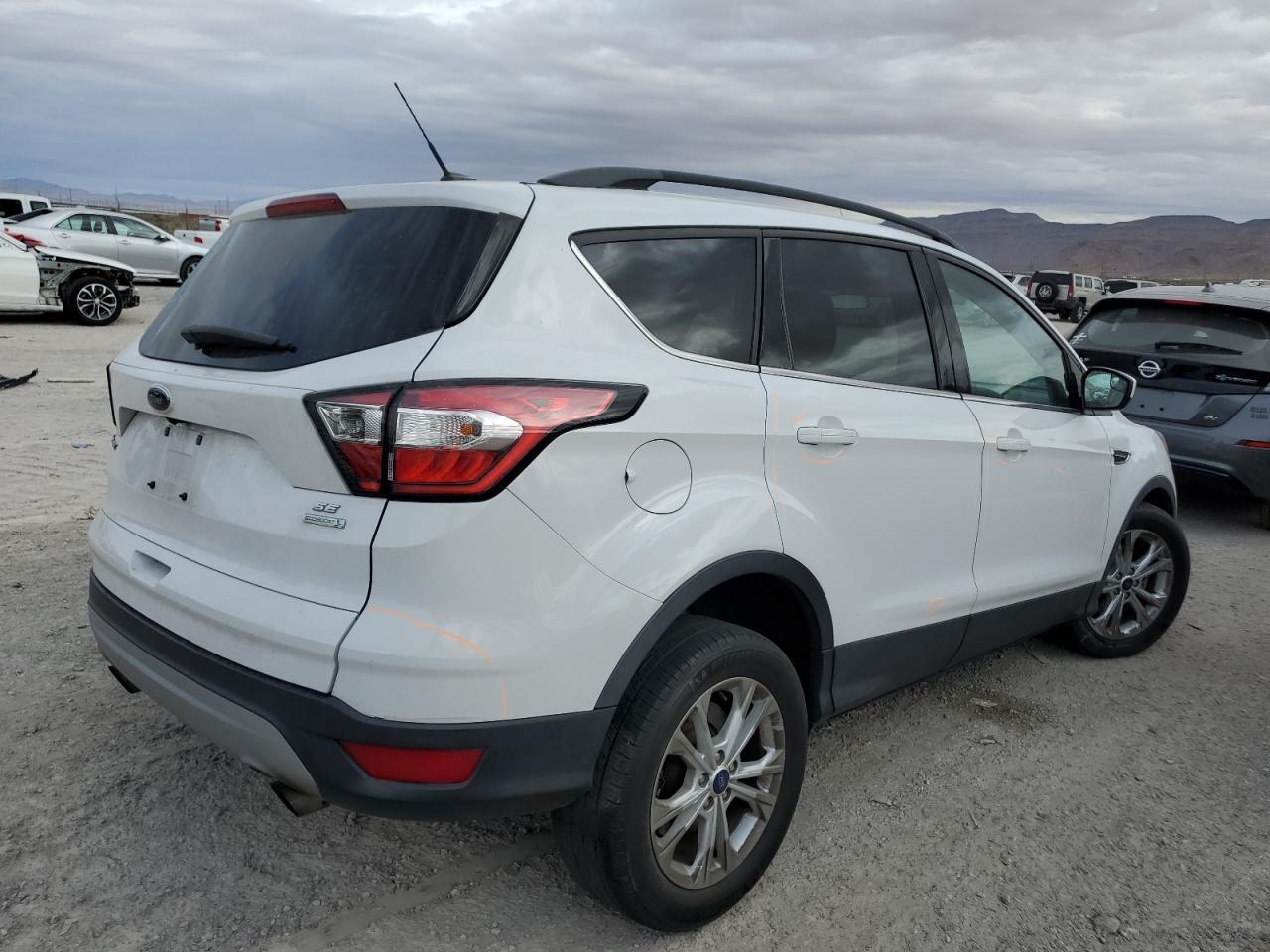 Photo 2 VIN: 1FMCU0GD6JUC35891 - FORD ESCAPE 