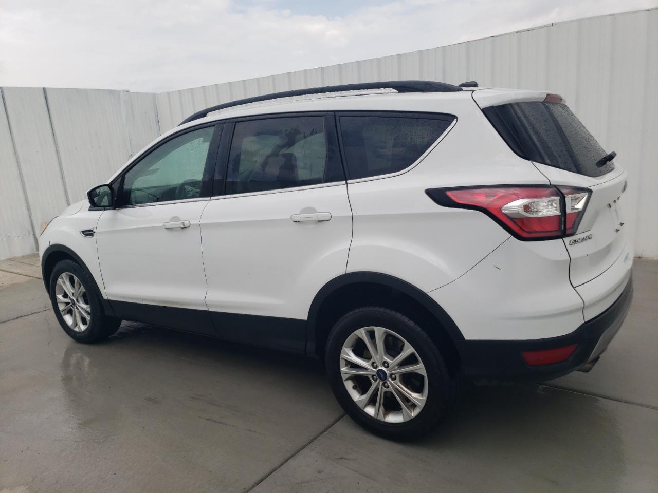 Photo 1 VIN: 1FMCU0GD6JUD18866 - FORD ESCAPE 