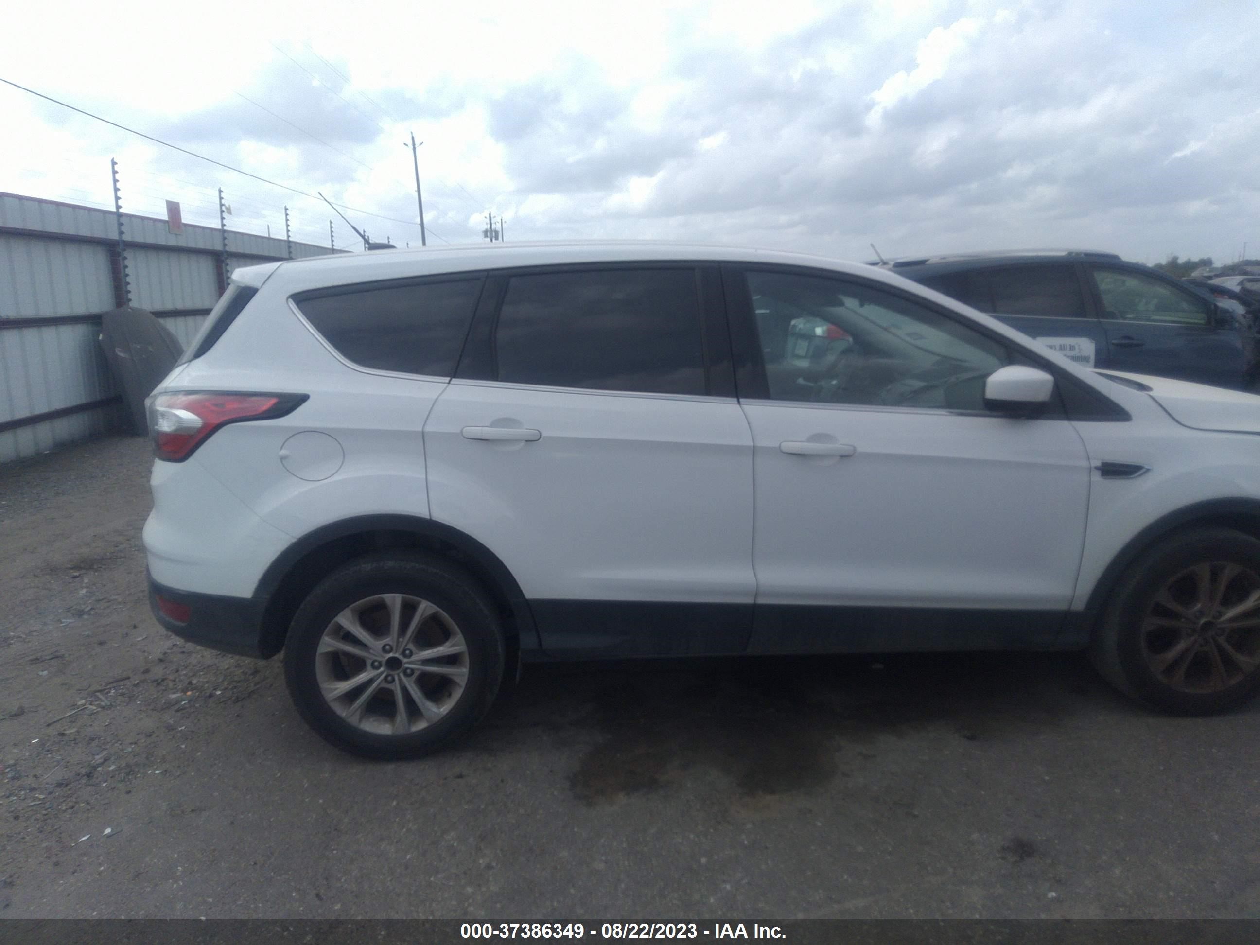 Photo 12 VIN: 1FMCU0GD7HUC86245 - FORD ESCAPE 