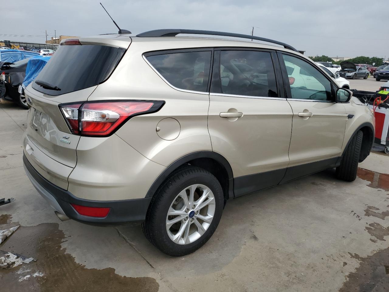 Photo 2 VIN: 1FMCU0GD7JUC60282 - FORD ESCAPE 