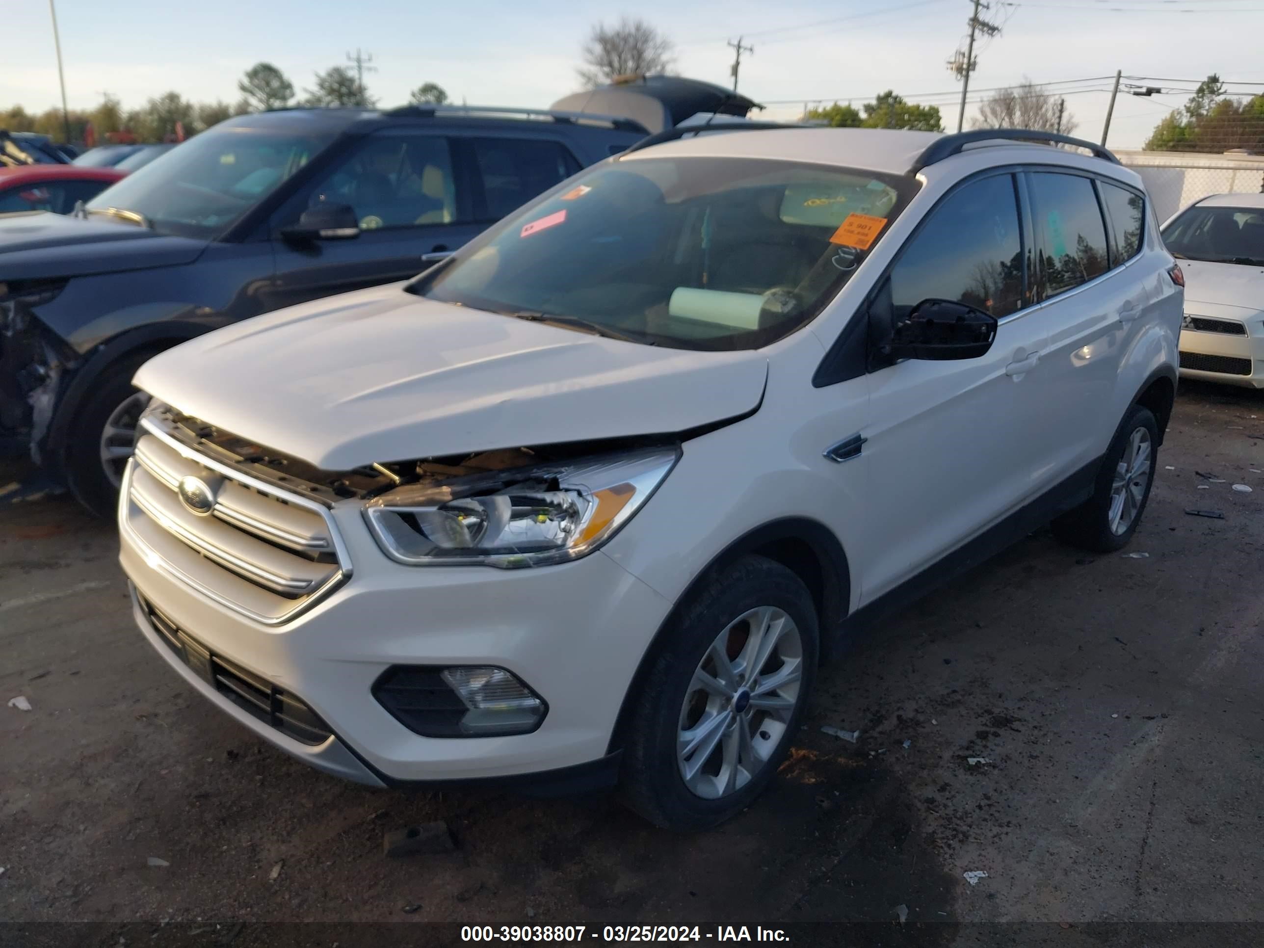 Photo 1 VIN: 1FMCU0GD7JUD25888 - FORD ESCAPE 