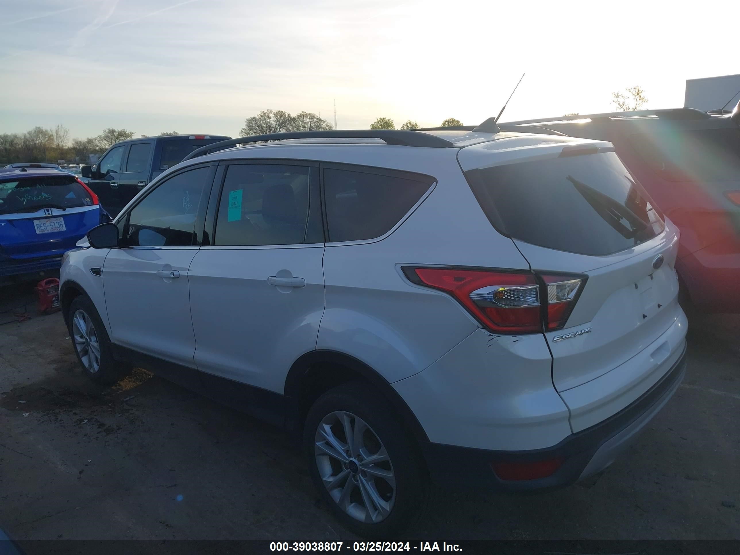 Photo 13 VIN: 1FMCU0GD7JUD25888 - FORD ESCAPE 