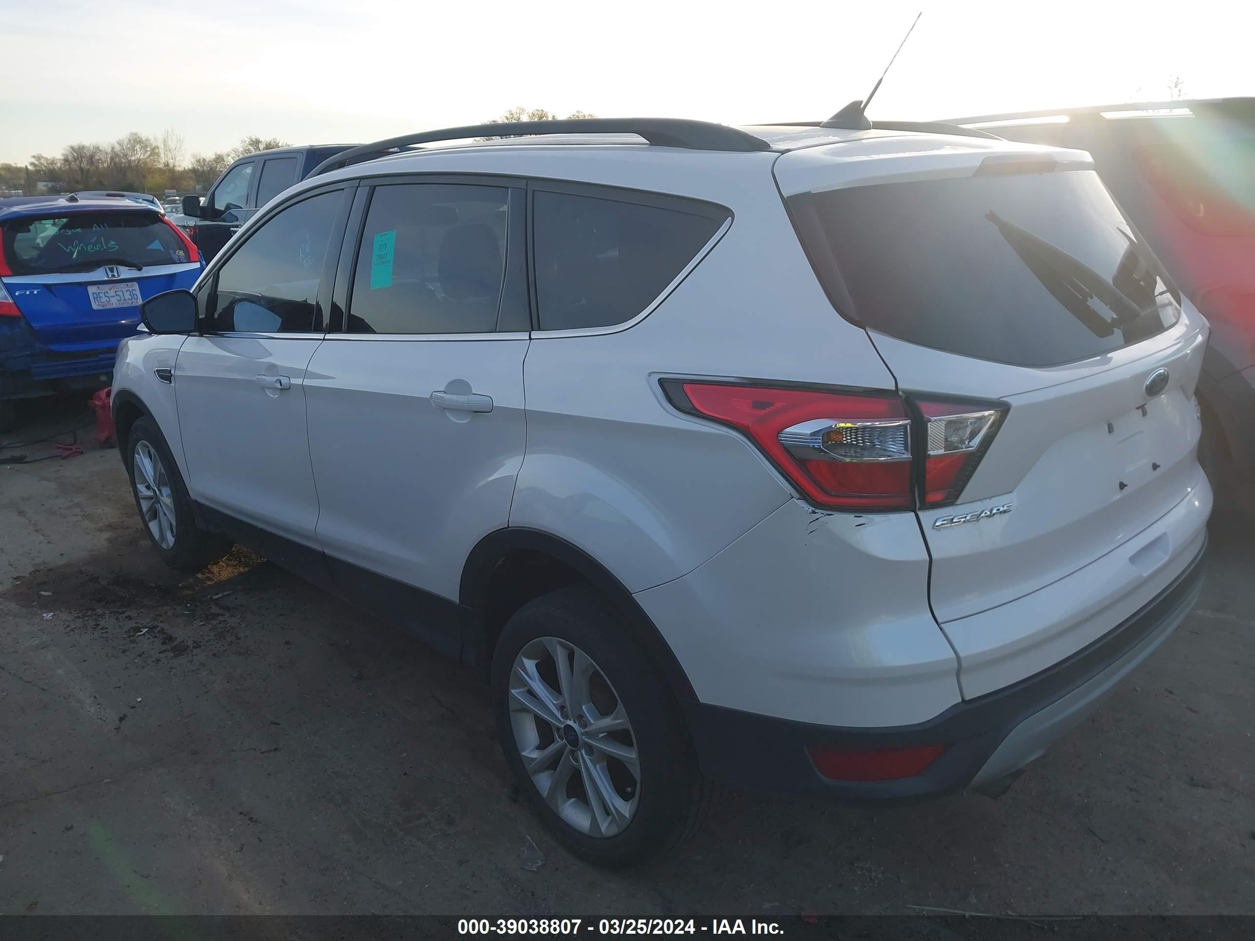 Photo 2 VIN: 1FMCU0GD7JUD25888 - FORD ESCAPE 