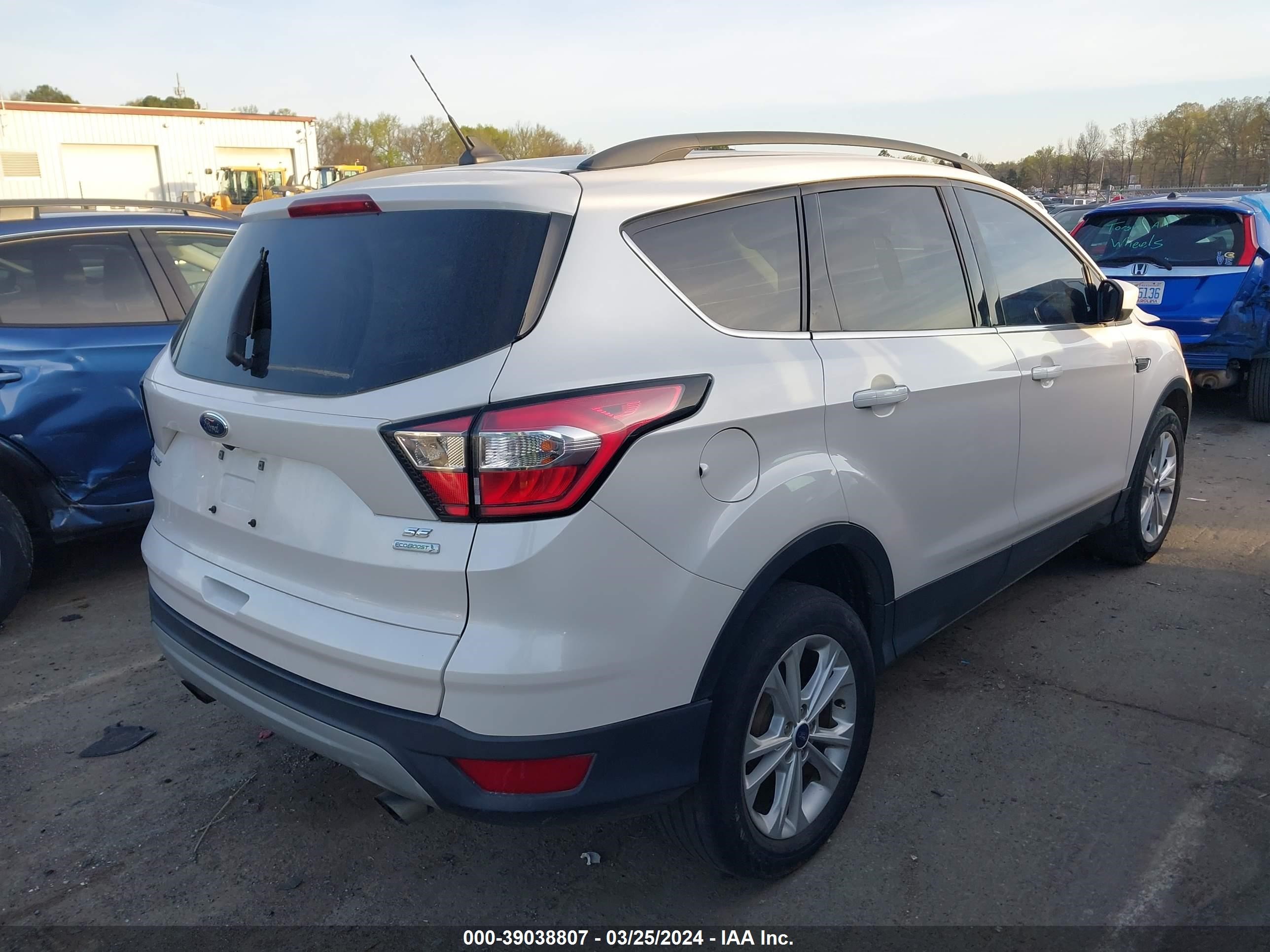 Photo 3 VIN: 1FMCU0GD7JUD25888 - FORD ESCAPE 