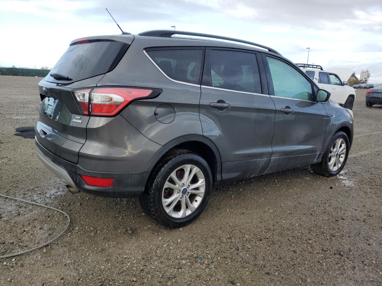 Photo 2 VIN: 1FMCU0GD8HUC95925 - FORD ESCAPE 