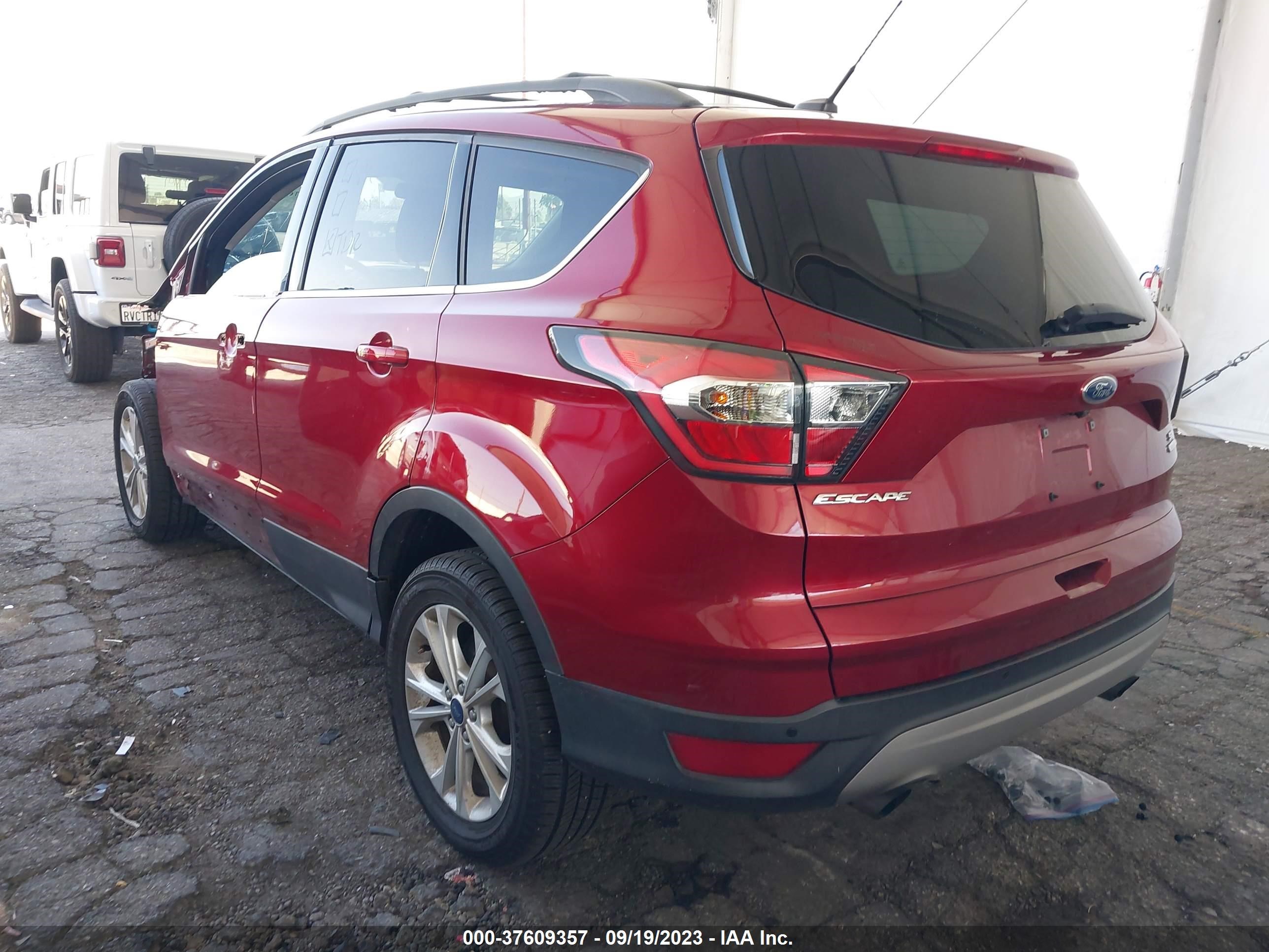 Photo 2 VIN: 1FMCU0GD9HUB53731 - FORD ESCAPE 