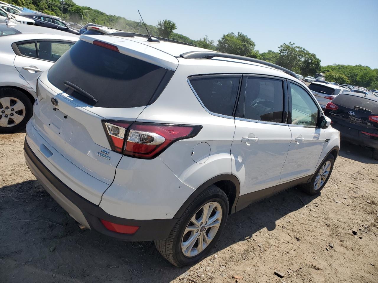 Photo 2 VIN: 1FMCU0GD9JUA35362 - FORD ESCAPE 