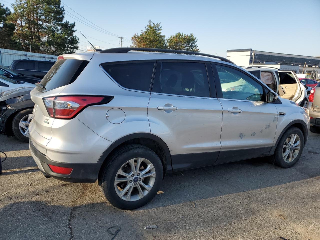 Photo 2 VIN: 1FMCU0GD9JUA43154 - FORD ESCAPE 