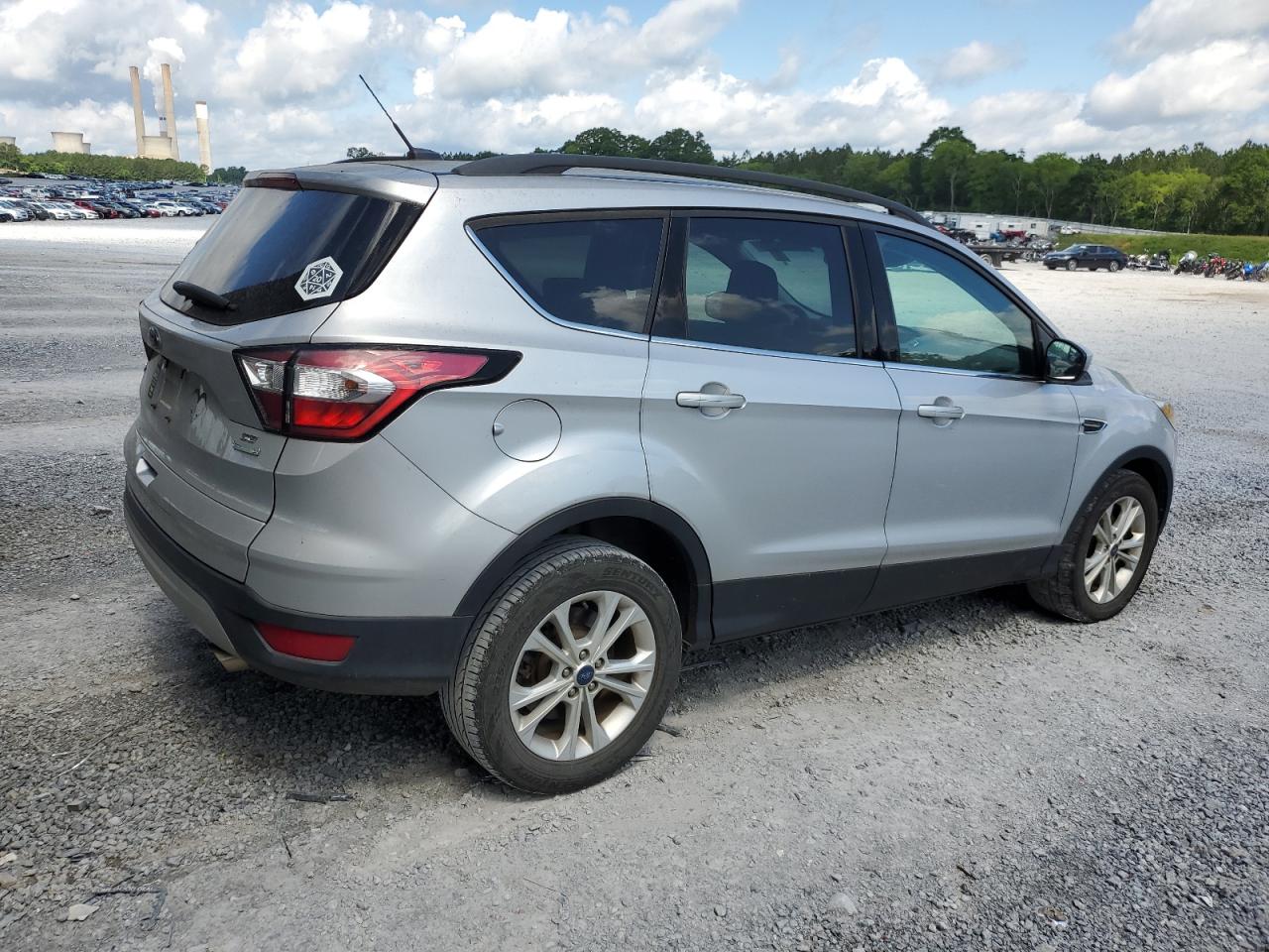 Photo 2 VIN: 1FMCU0GD9JUA94105 - FORD ESCAPE 