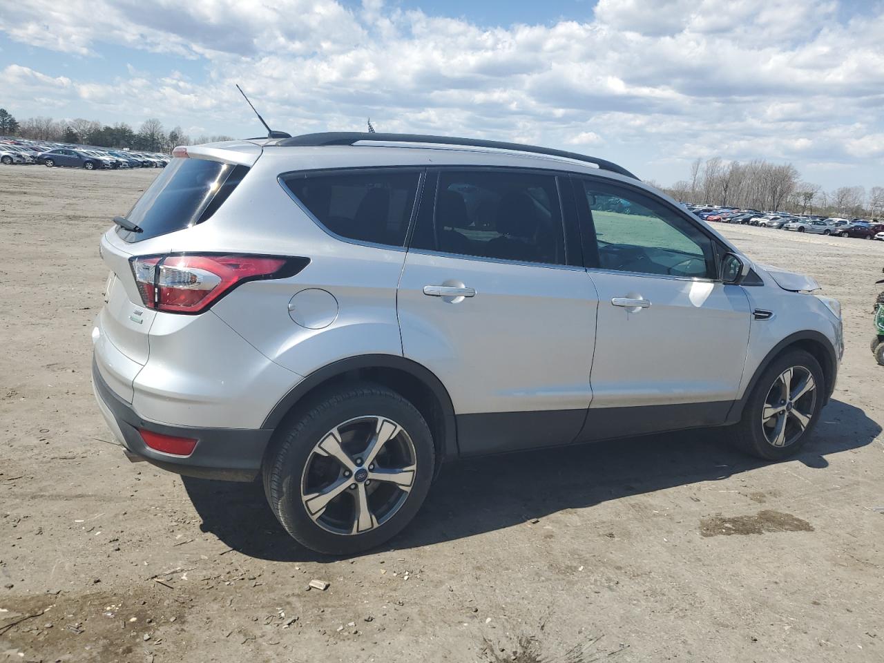 Photo 2 VIN: 1FMCU0GDXHUC01981 - FORD ESCAPE 