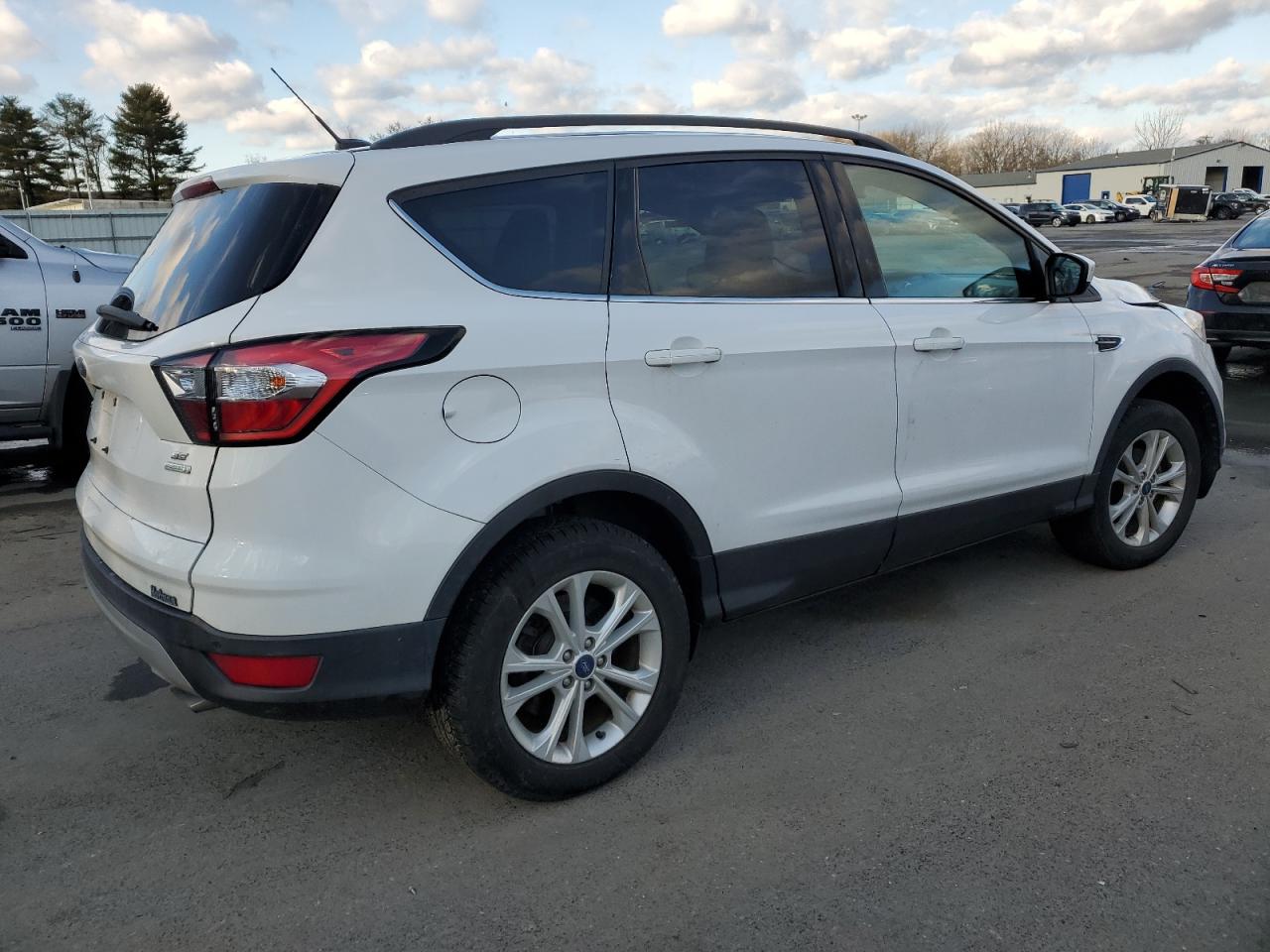 Photo 2 VIN: 1FMCU0GDXHUE62866 - FORD ESCAPE 