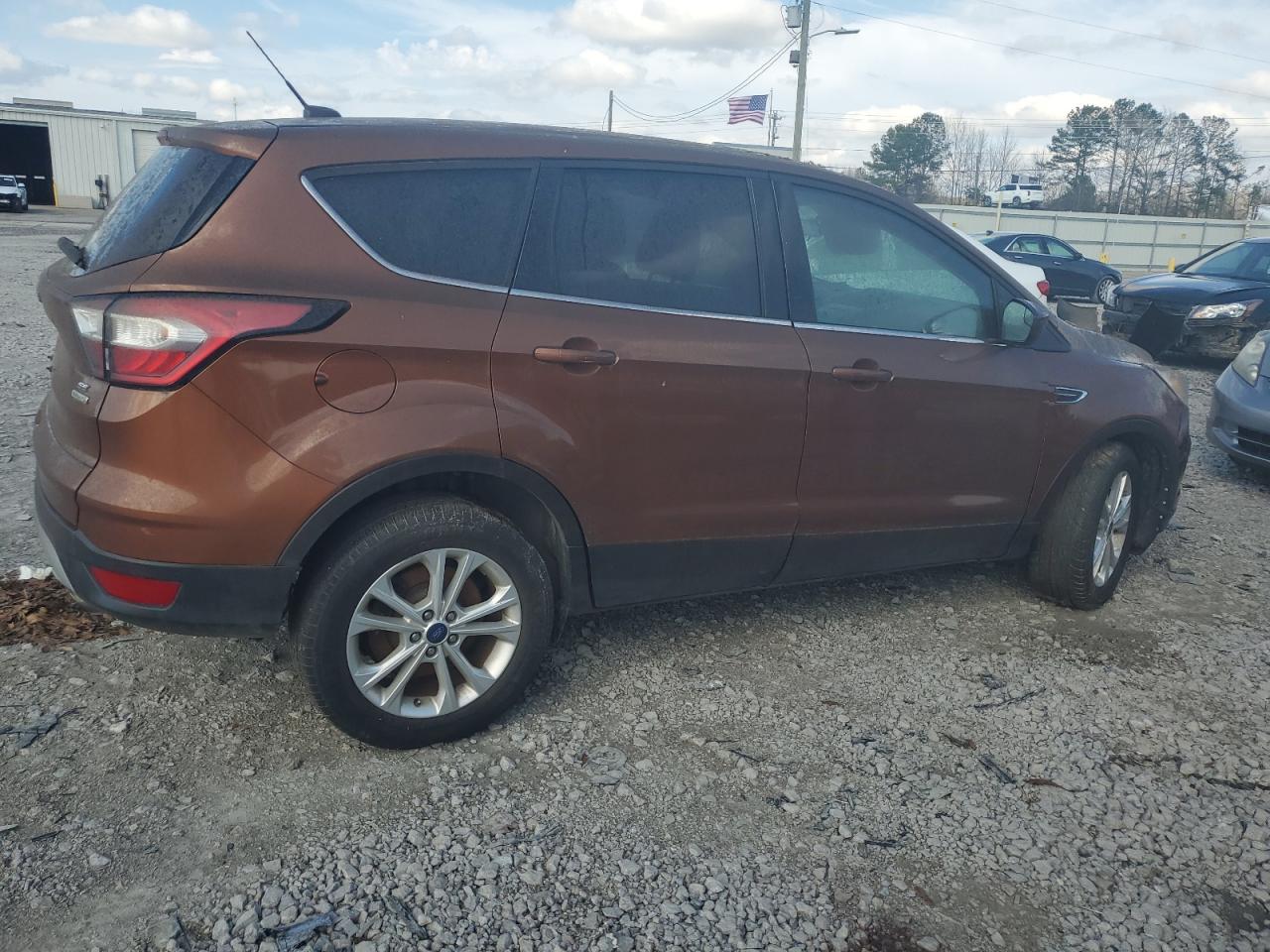 Photo 2 VIN: 1FMCU0GDXHUE63306 - FORD ESCAPE 