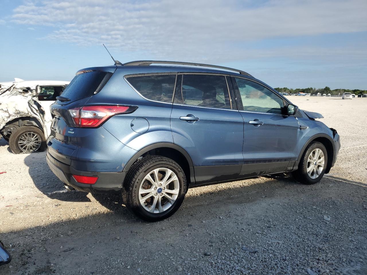 Photo 2 VIN: 1FMCU0GDXJUC29950 - FORD ESCAPE 