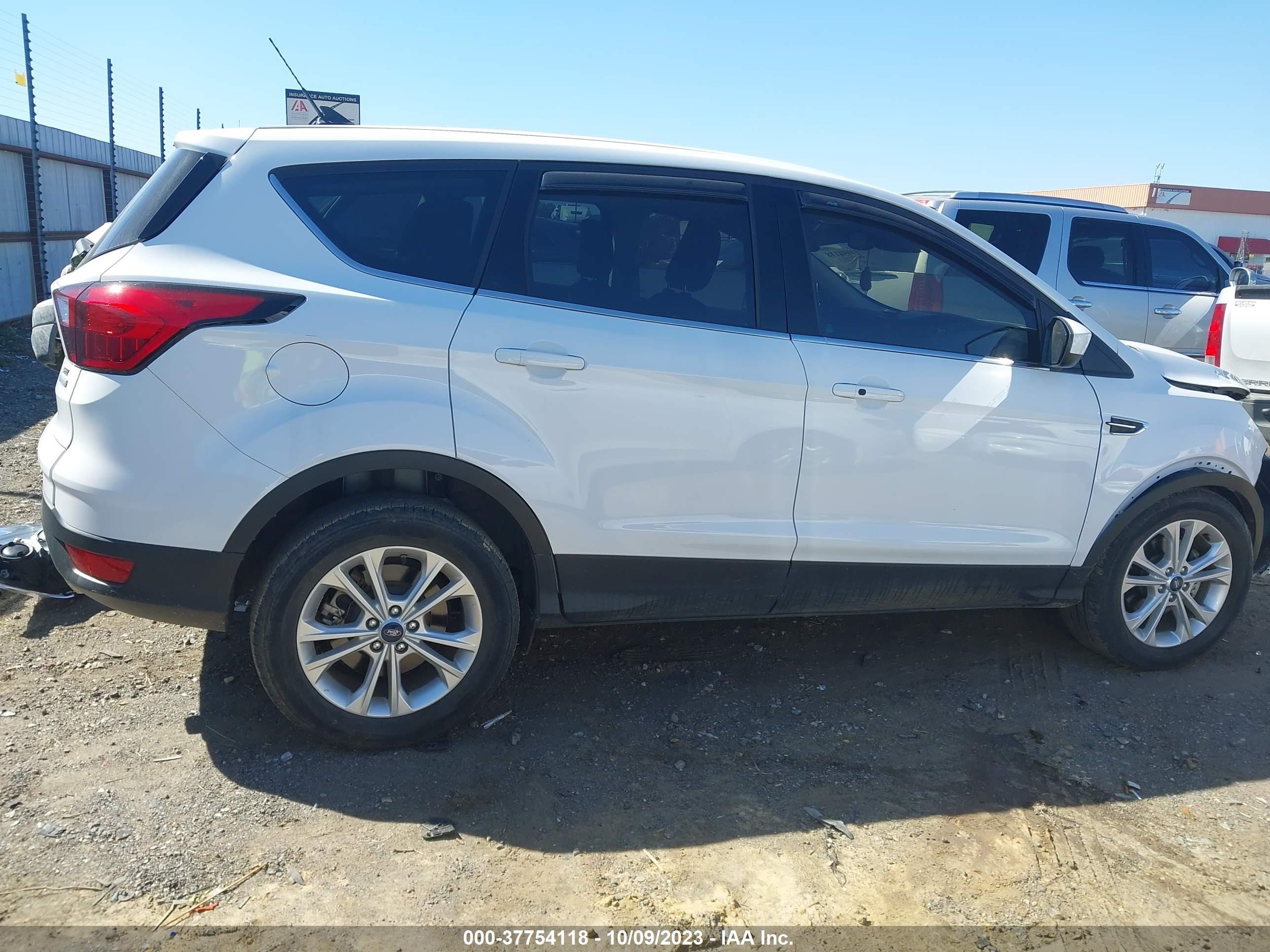 Photo 13 VIN: 1FMCU0GDXKUB57522 - FORD ESCAPE 