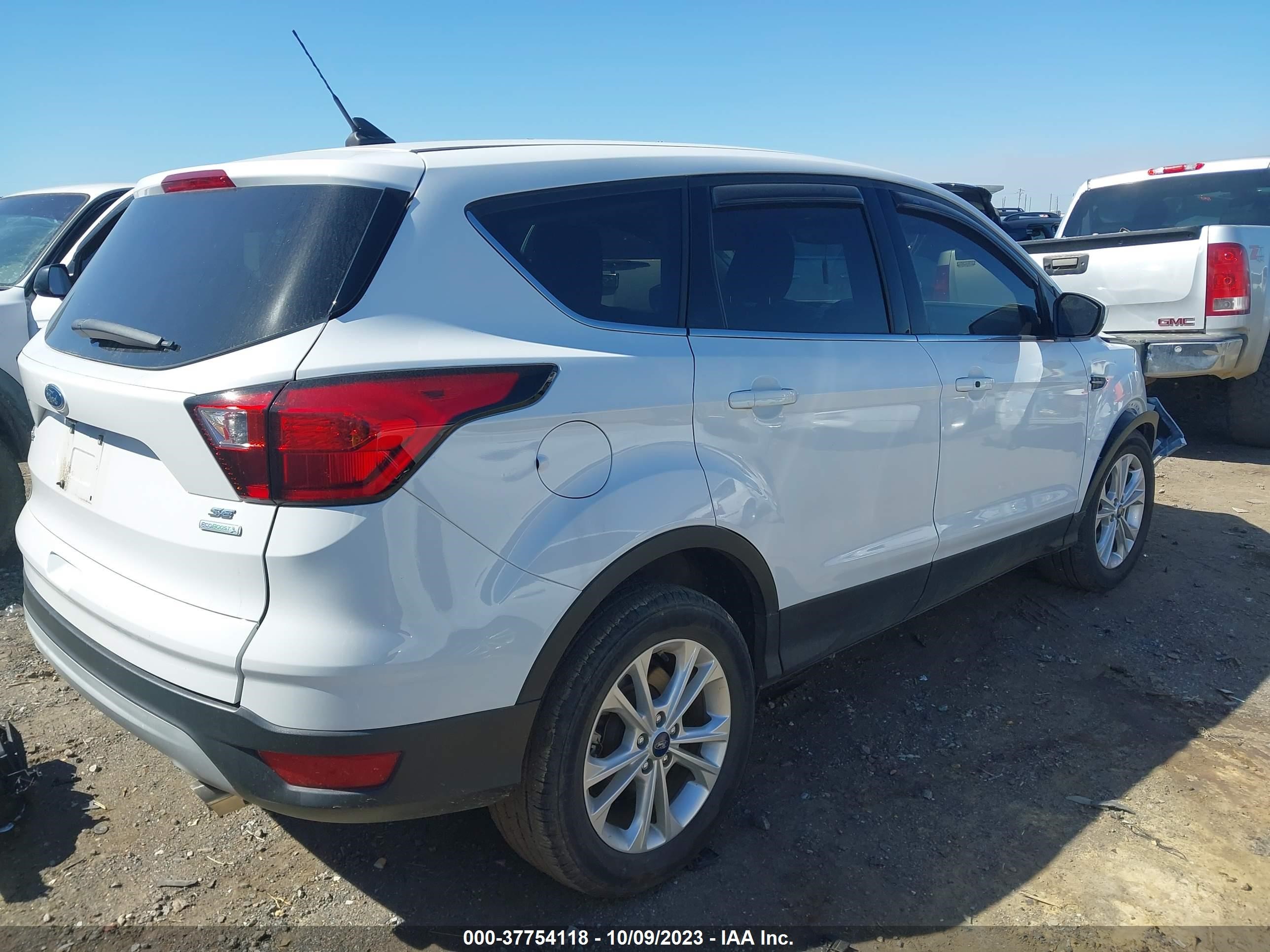 Photo 3 VIN: 1FMCU0GDXKUB57522 - FORD ESCAPE 