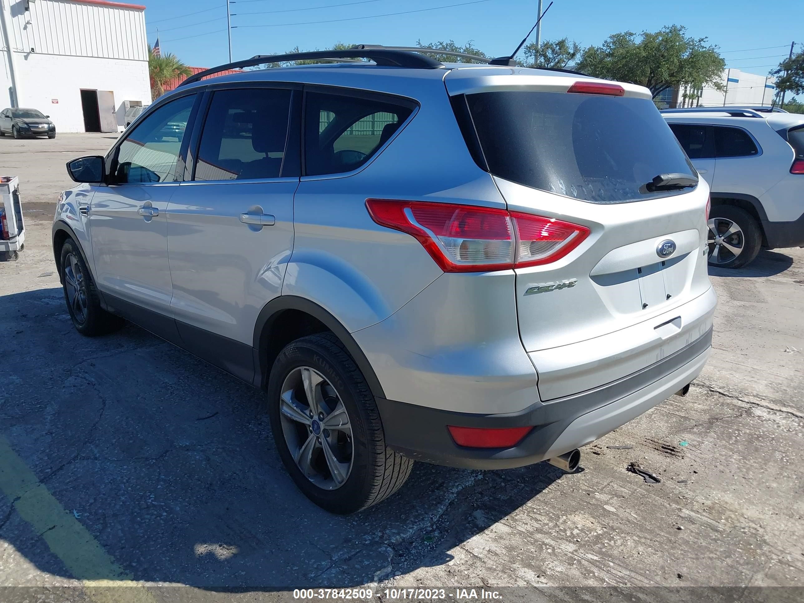 Photo 2 VIN: 1FMCU0GX0DUA35751 - FORD ESCAPE 