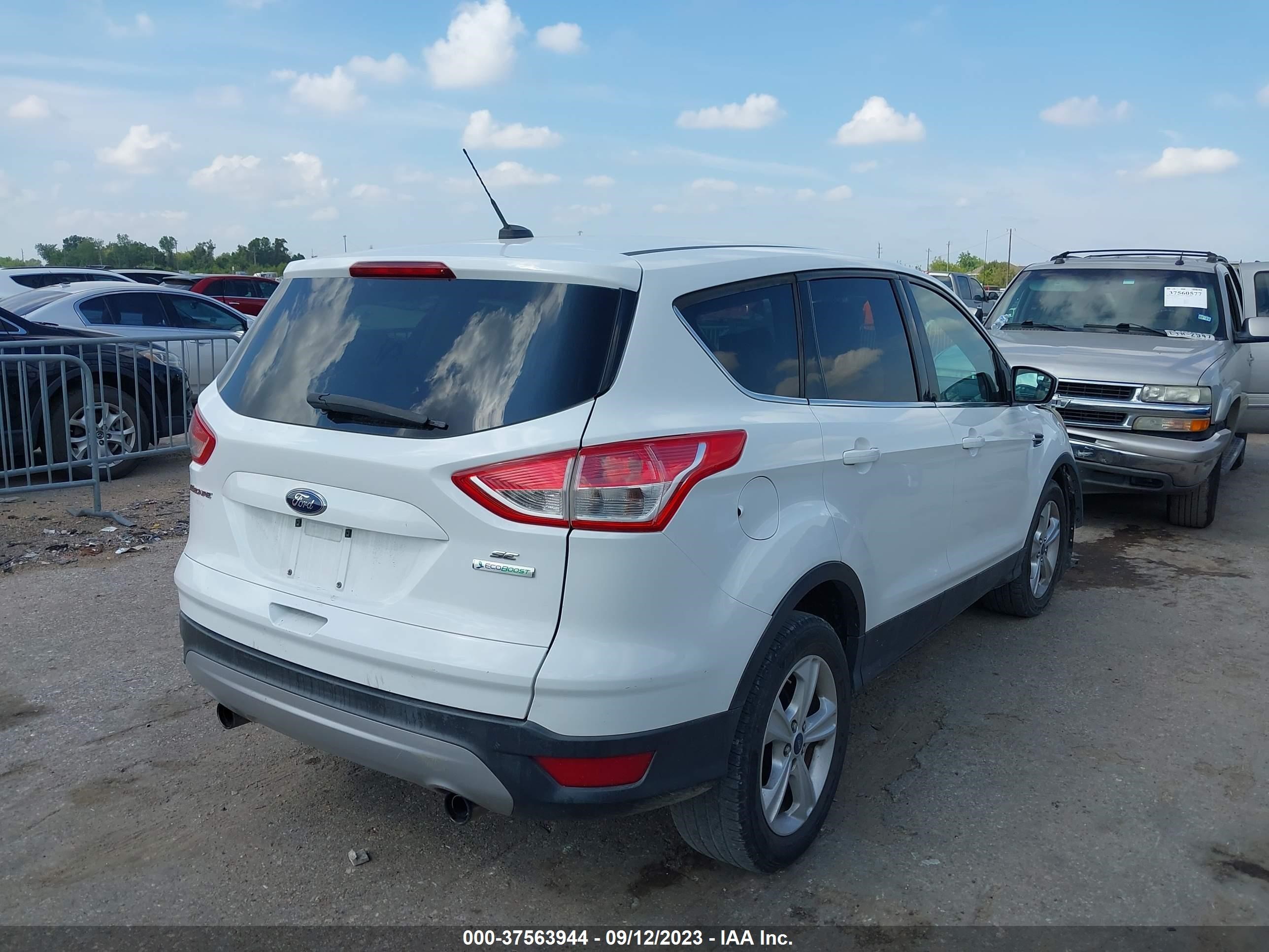 Photo 3 VIN: 1FMCU0GX1DUC38423 - FORD ESCAPE 