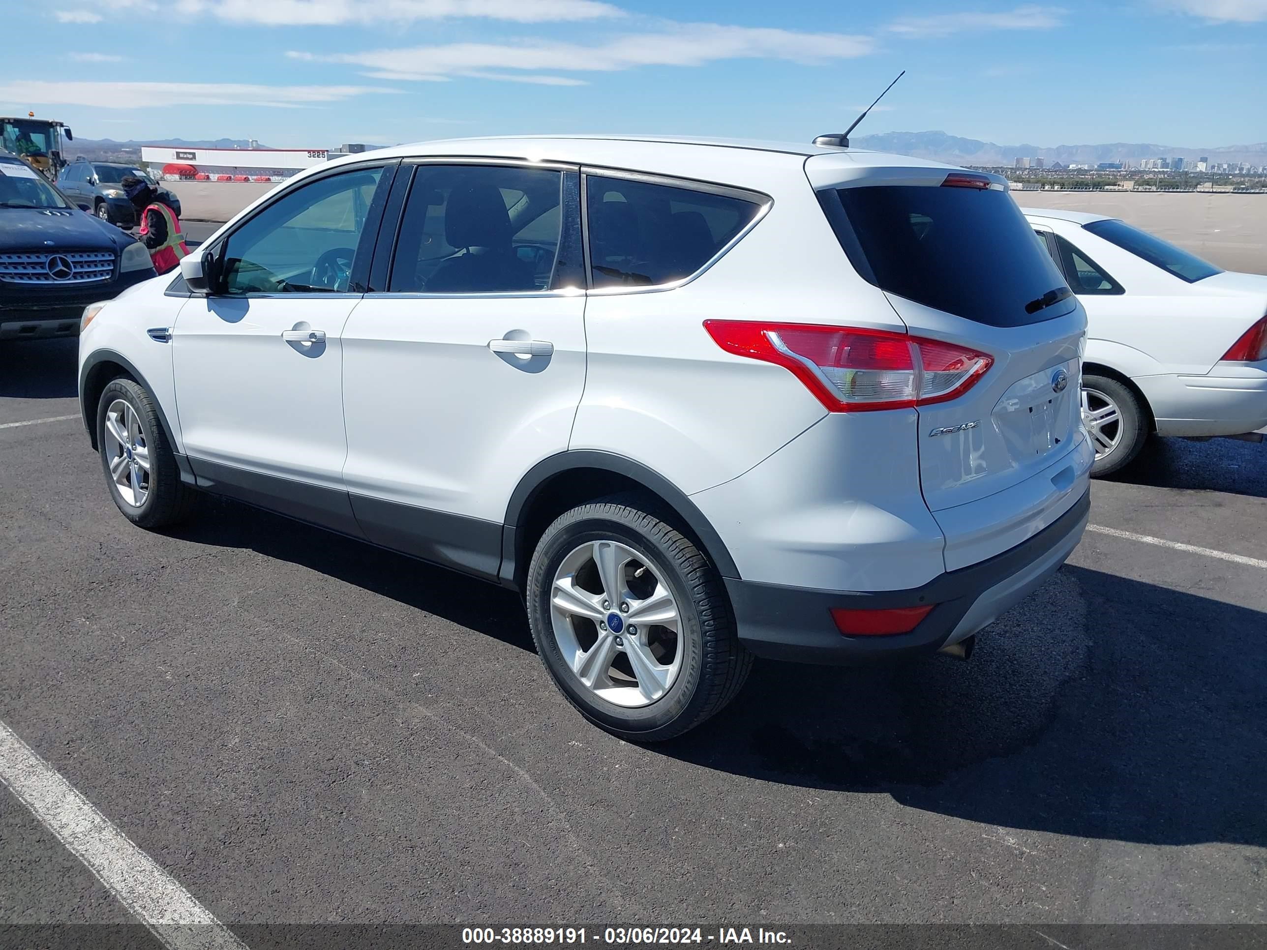 Photo 2 VIN: 1FMCU0GX9DUB98799 - FORD ESCAPE 