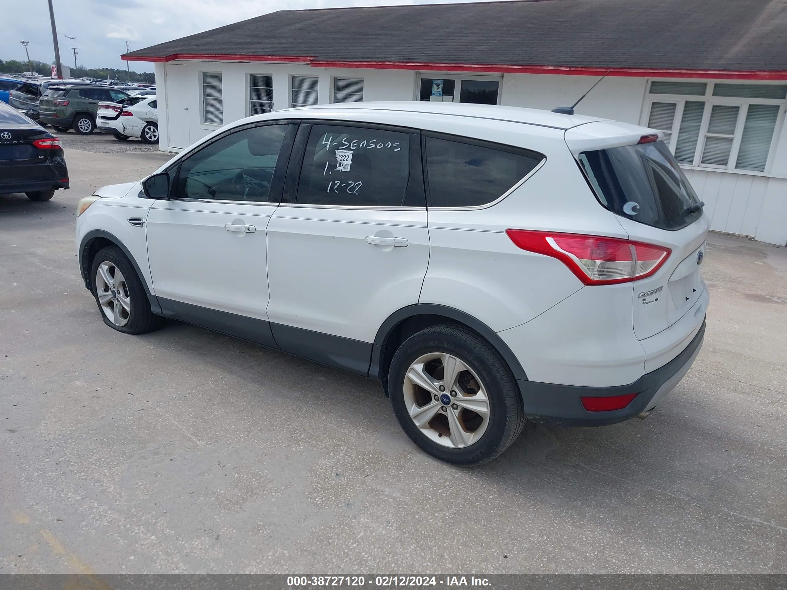 Photo 2 VIN: 1FMCU0GX9EUE21294 - FORD ESCAPE 