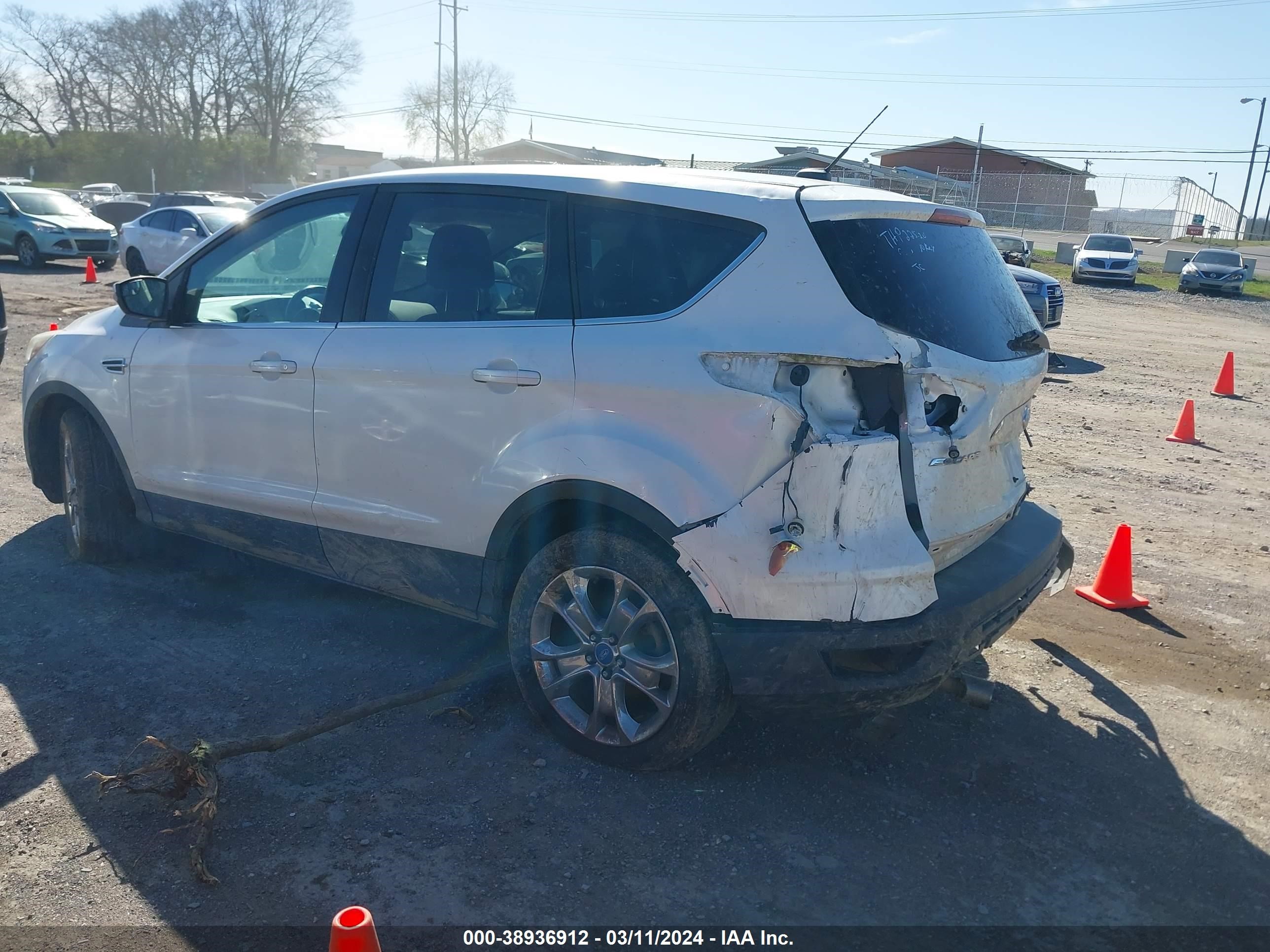 Photo 2 VIN: 1FMCU0H99DUB69674 - FORD ESCAPE 