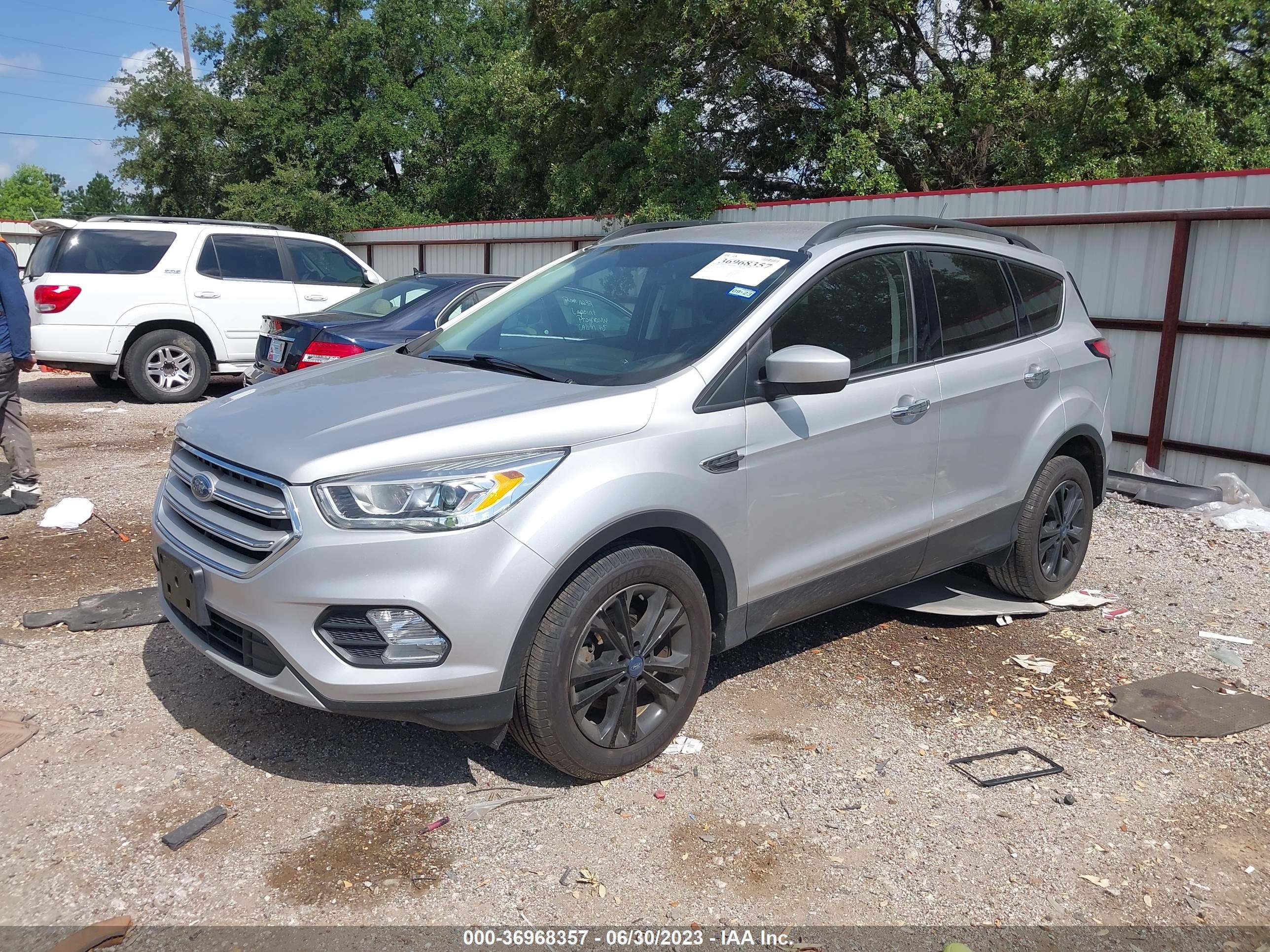 Photo 1 VIN: 1FMCU0HD3JUA84149 - FORD ESCAPE 