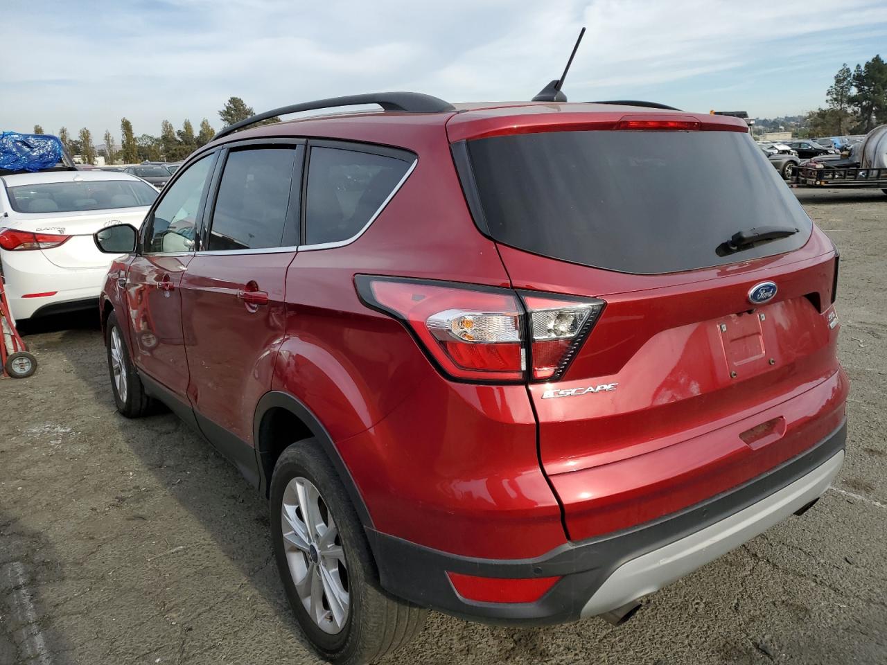 Photo 1 VIN: 1FMCU0HDXJUB14652 - FORD ESCAPE 