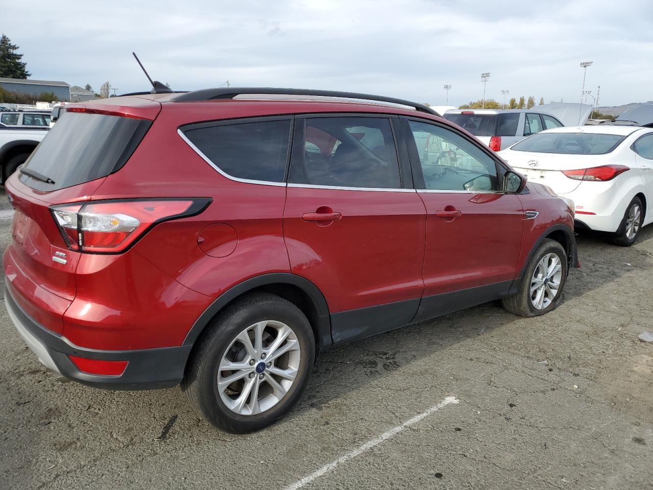 Photo 2 VIN: 1FMCU0HDXJUB14652 - FORD ESCAPE 