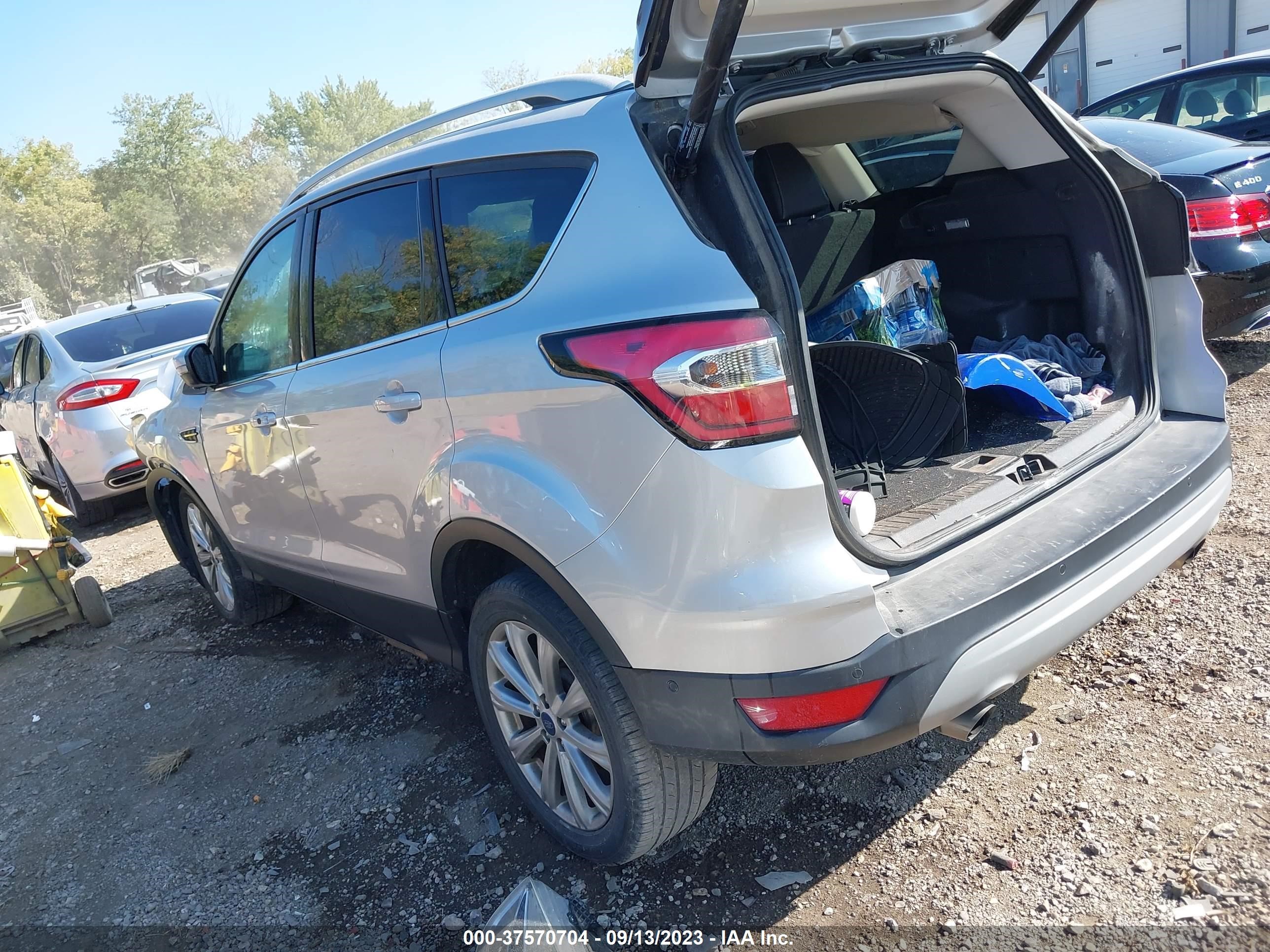 Photo 2 VIN: 1FMCU0J90HUE22803 - FORD ESCAPE 