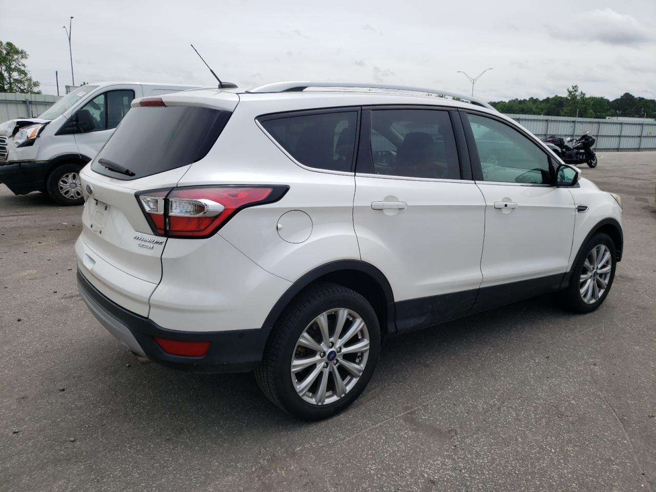 Photo 2 VIN: 1FMCU0J98HUD86410 - FORD ESCAPE 