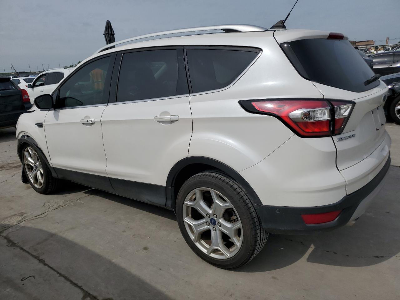 Photo 1 VIN: 1FMCU0J99JUD19675 - FORD ESCAPE 