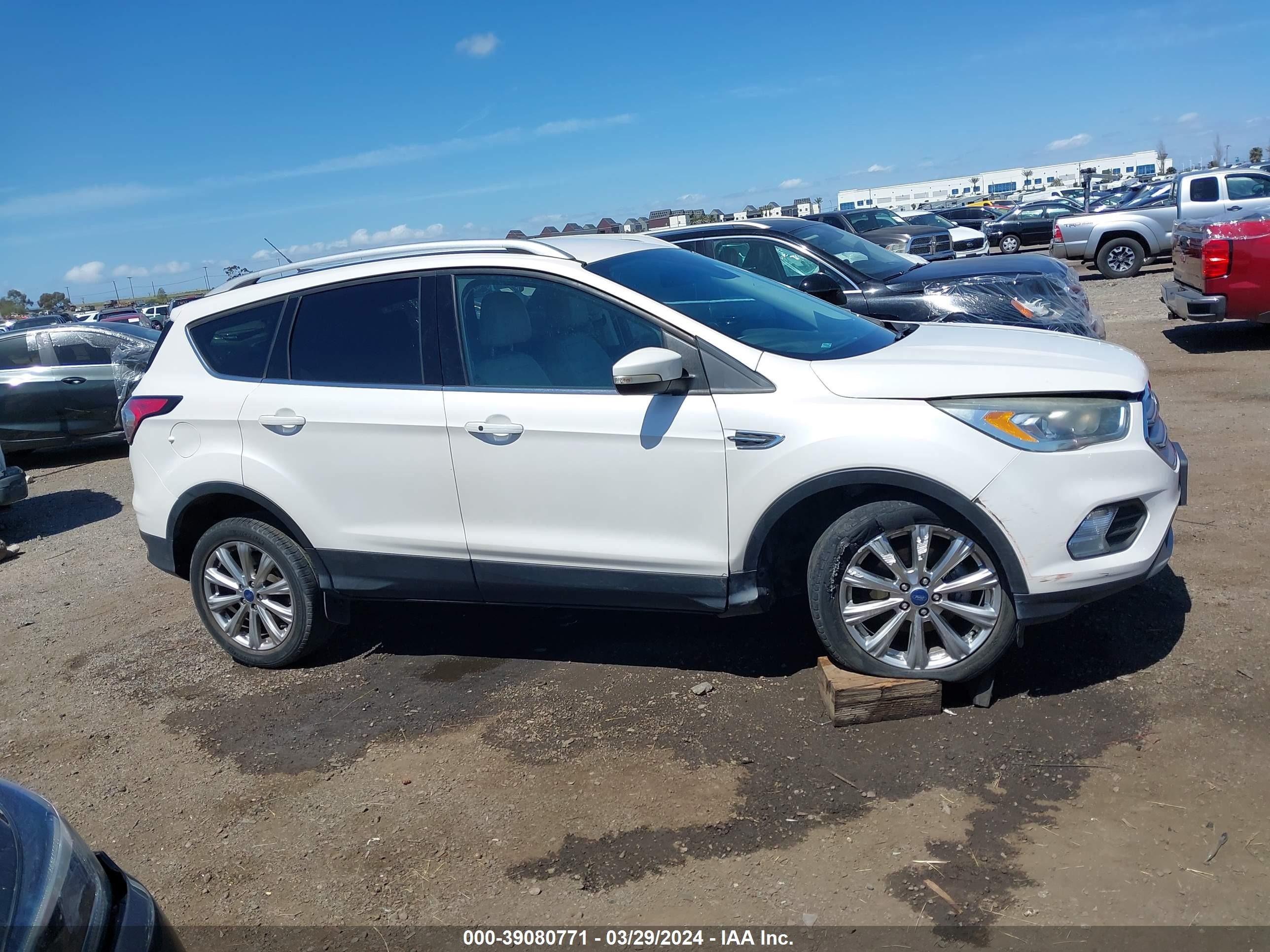 Photo 12 VIN: 1FMCU0JDXHUD85330 - FORD ESCAPE 