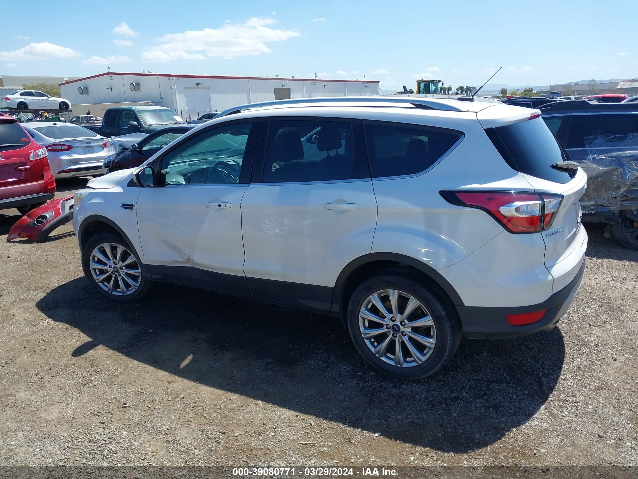 Photo 13 VIN: 1FMCU0JDXHUD85330 - FORD ESCAPE 