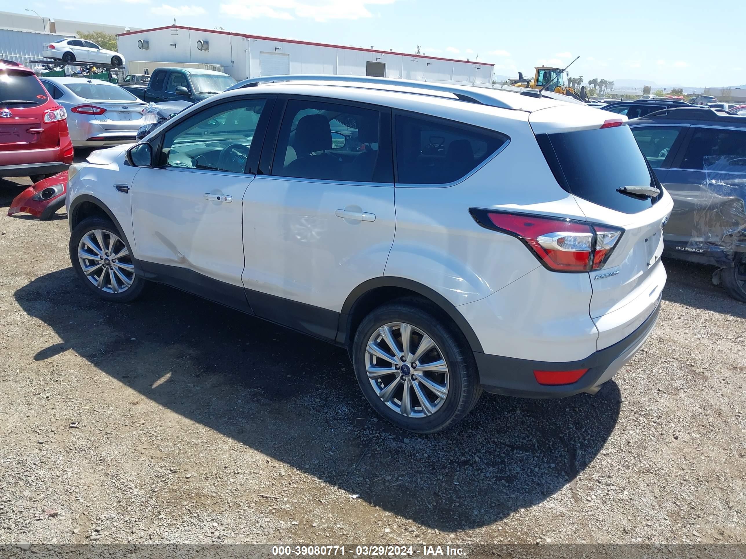 Photo 2 VIN: 1FMCU0JDXHUD85330 - FORD ESCAPE 