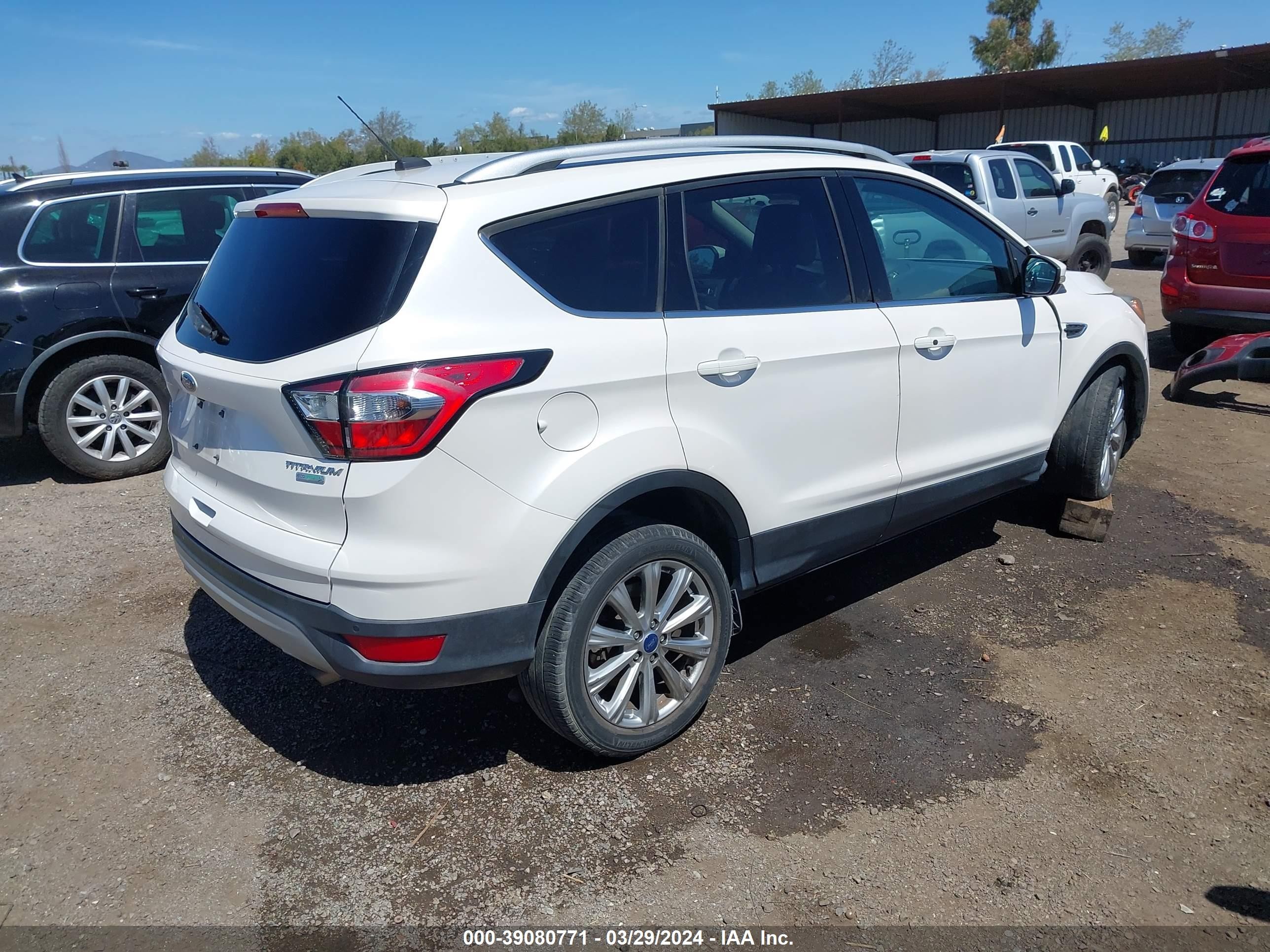 Photo 3 VIN: 1FMCU0JDXHUD85330 - FORD ESCAPE 