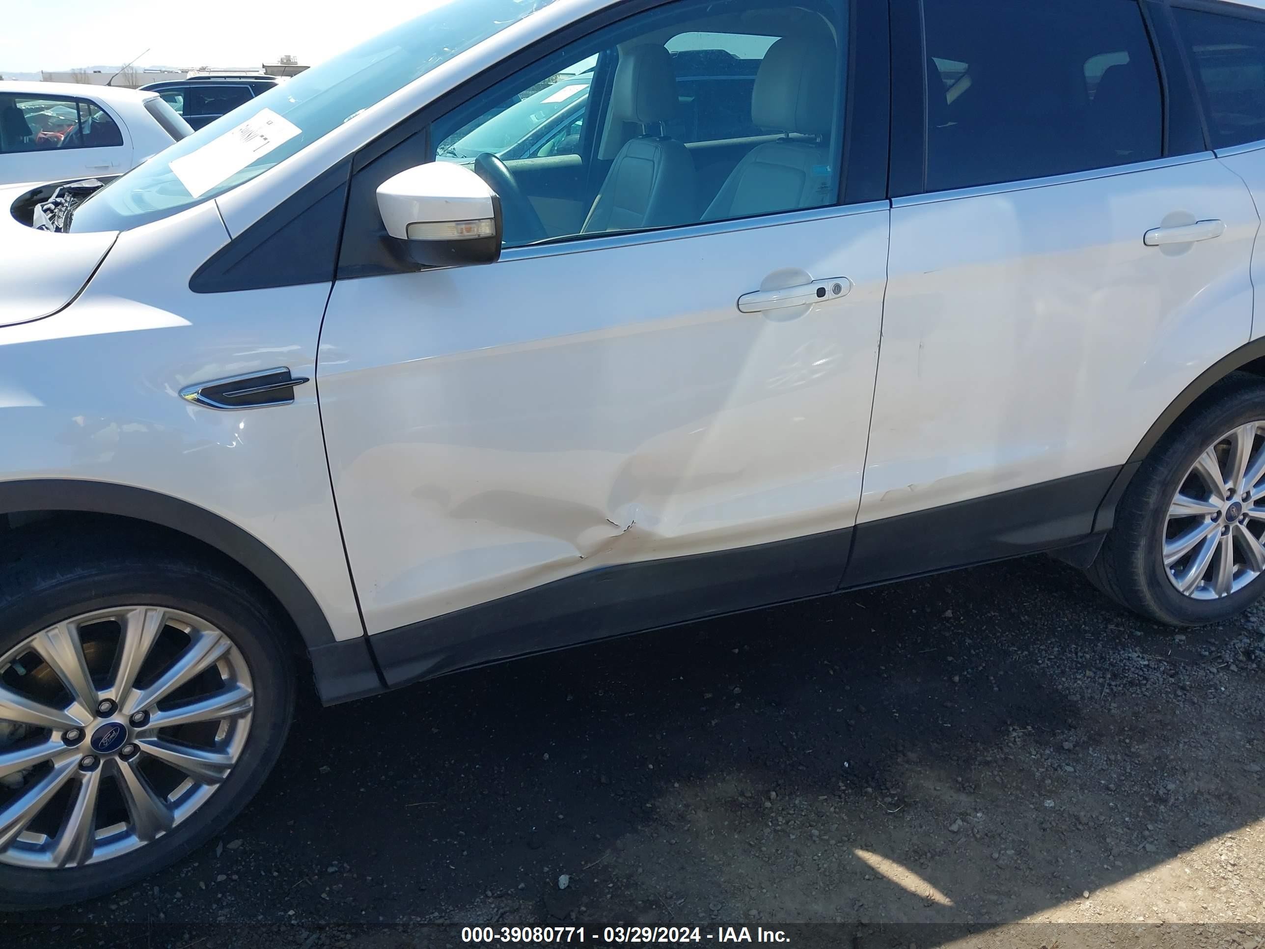 Photo 5 VIN: 1FMCU0JDXHUD85330 - FORD ESCAPE 