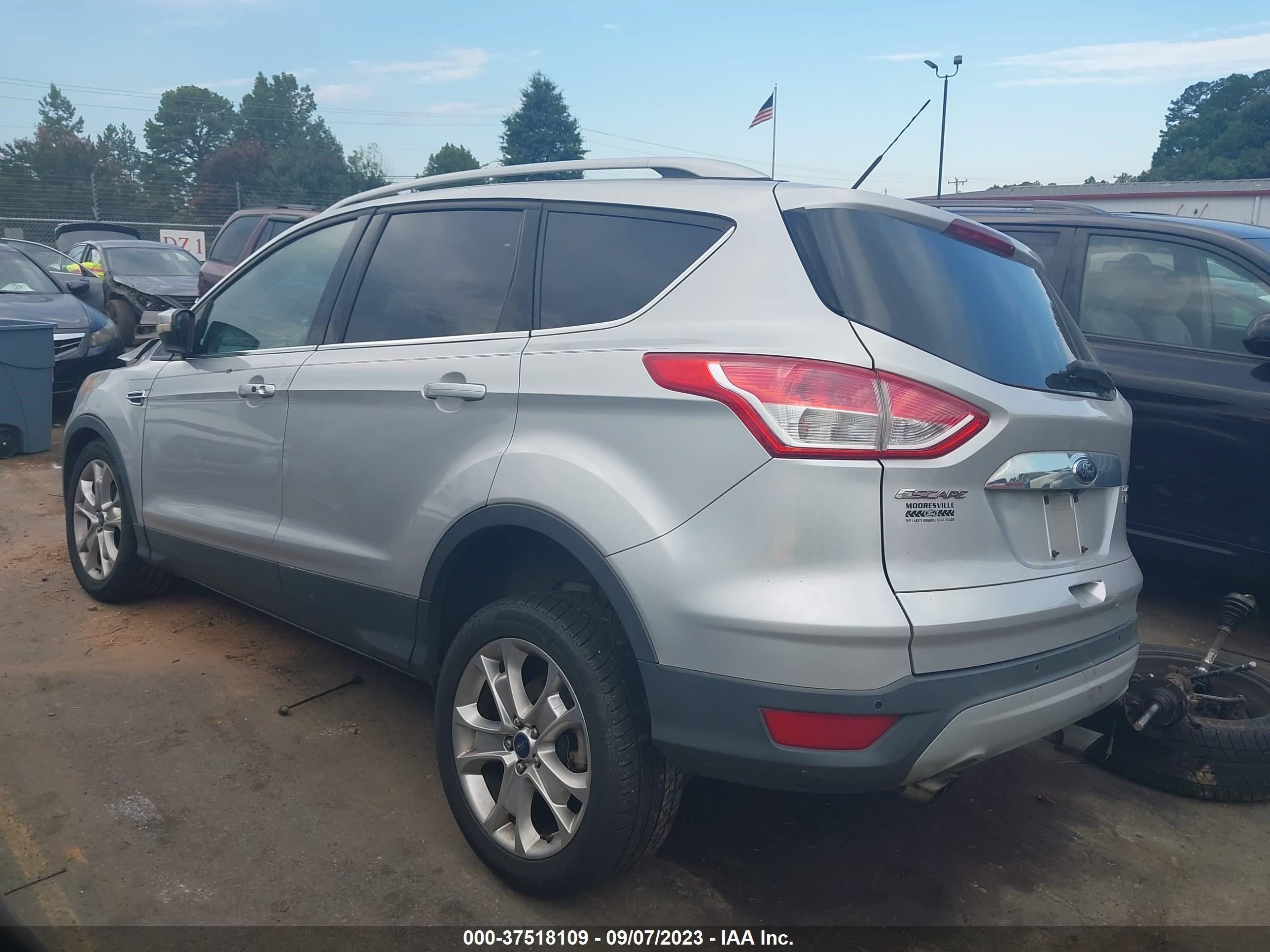 Photo 2 VIN: 1FMCU0JX9EUB92639 - FORD ESCAPE 