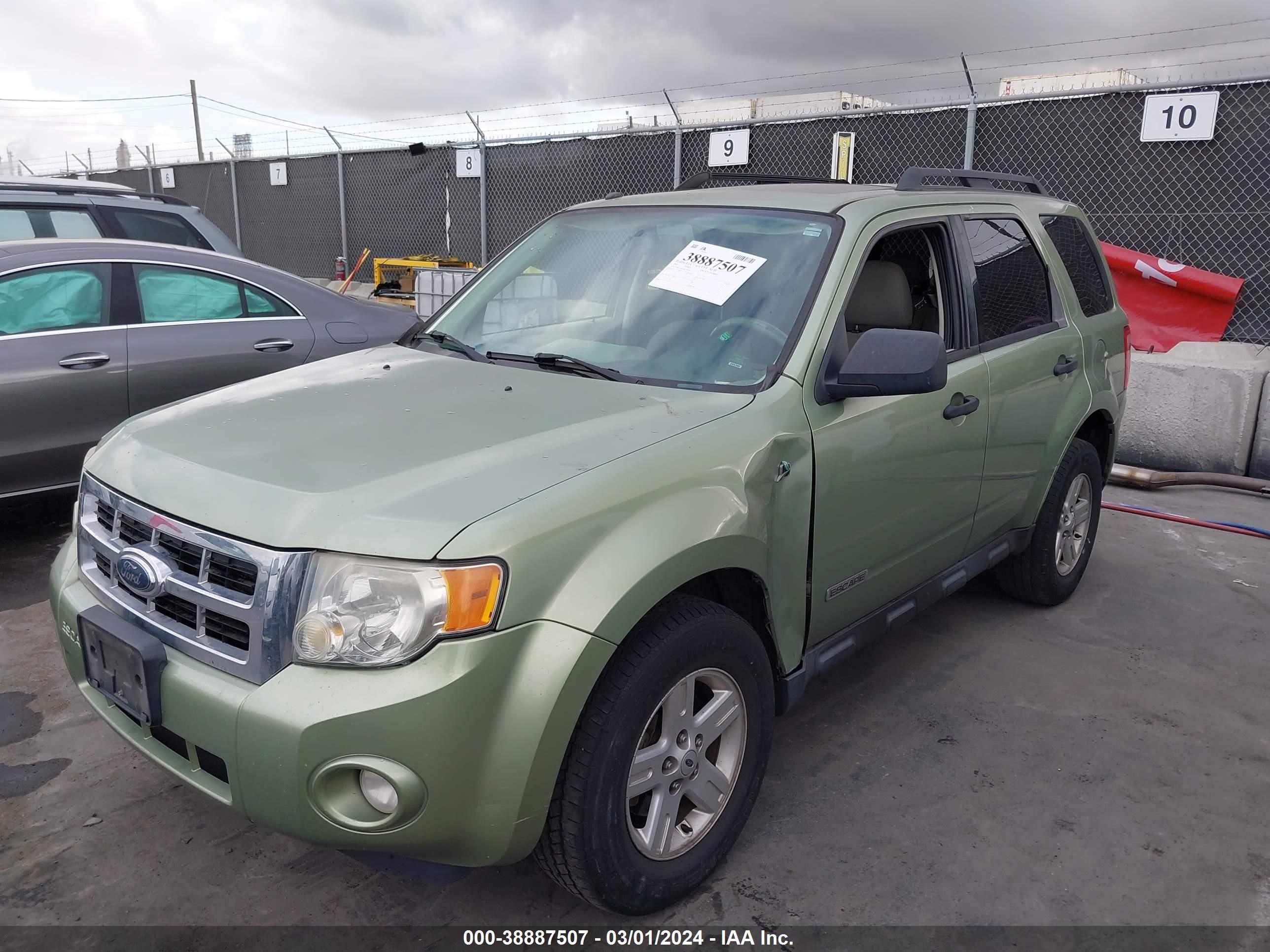 Photo 1 VIN: 1FMCU49H38KC06992 - FORD ESCAPE 