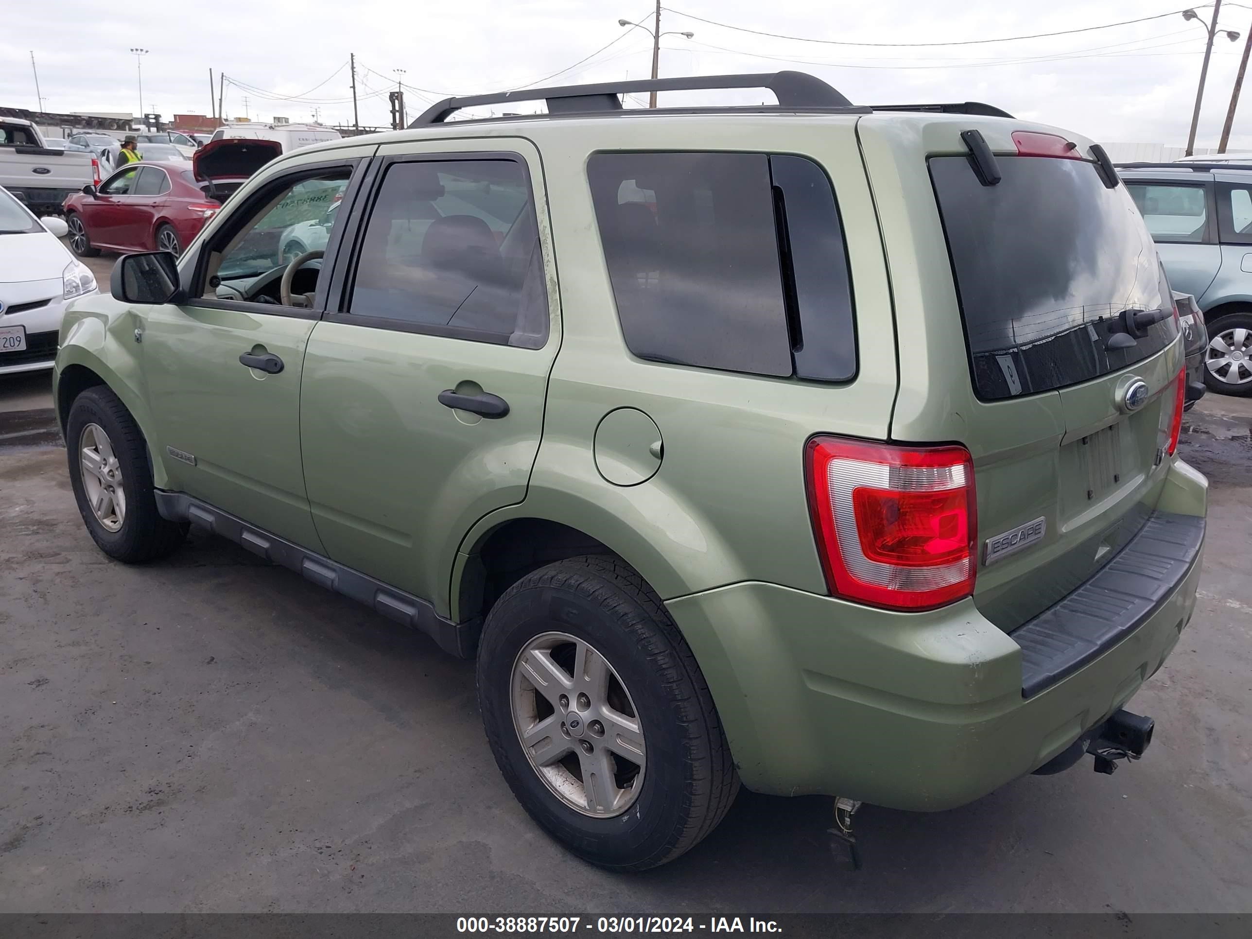 Photo 2 VIN: 1FMCU49H38KC06992 - FORD ESCAPE 