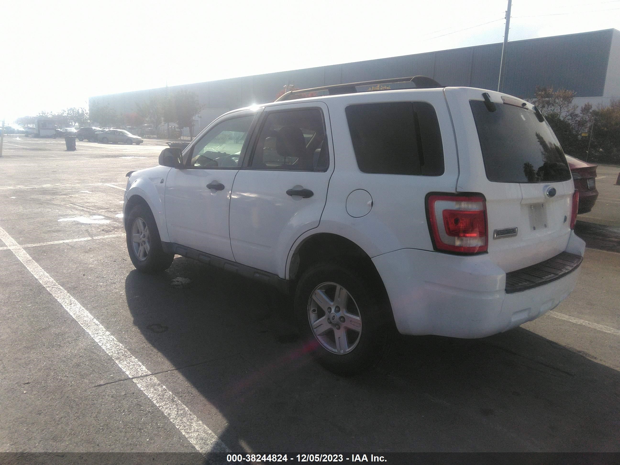 Photo 2 VIN: 1FMCU49H38KE28612 - FORD ESCAPE 