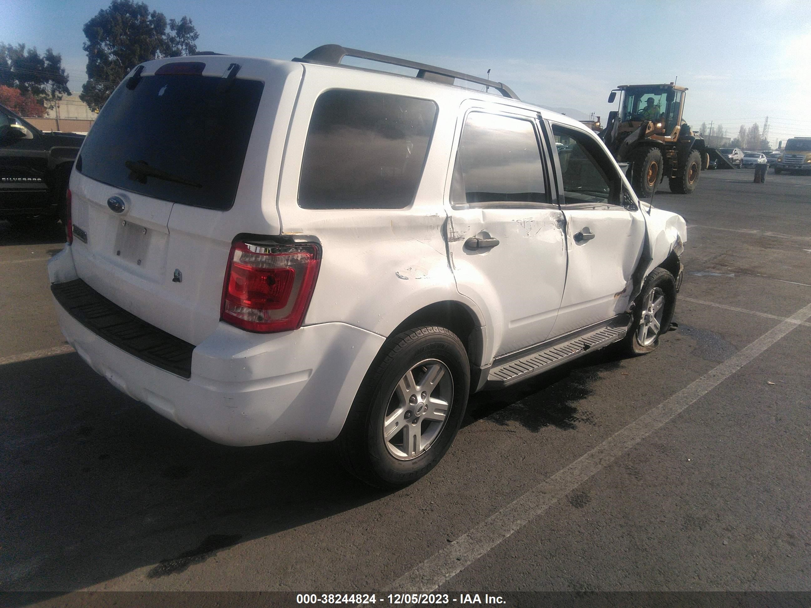 Photo 3 VIN: 1FMCU49H38KE28612 - FORD ESCAPE 