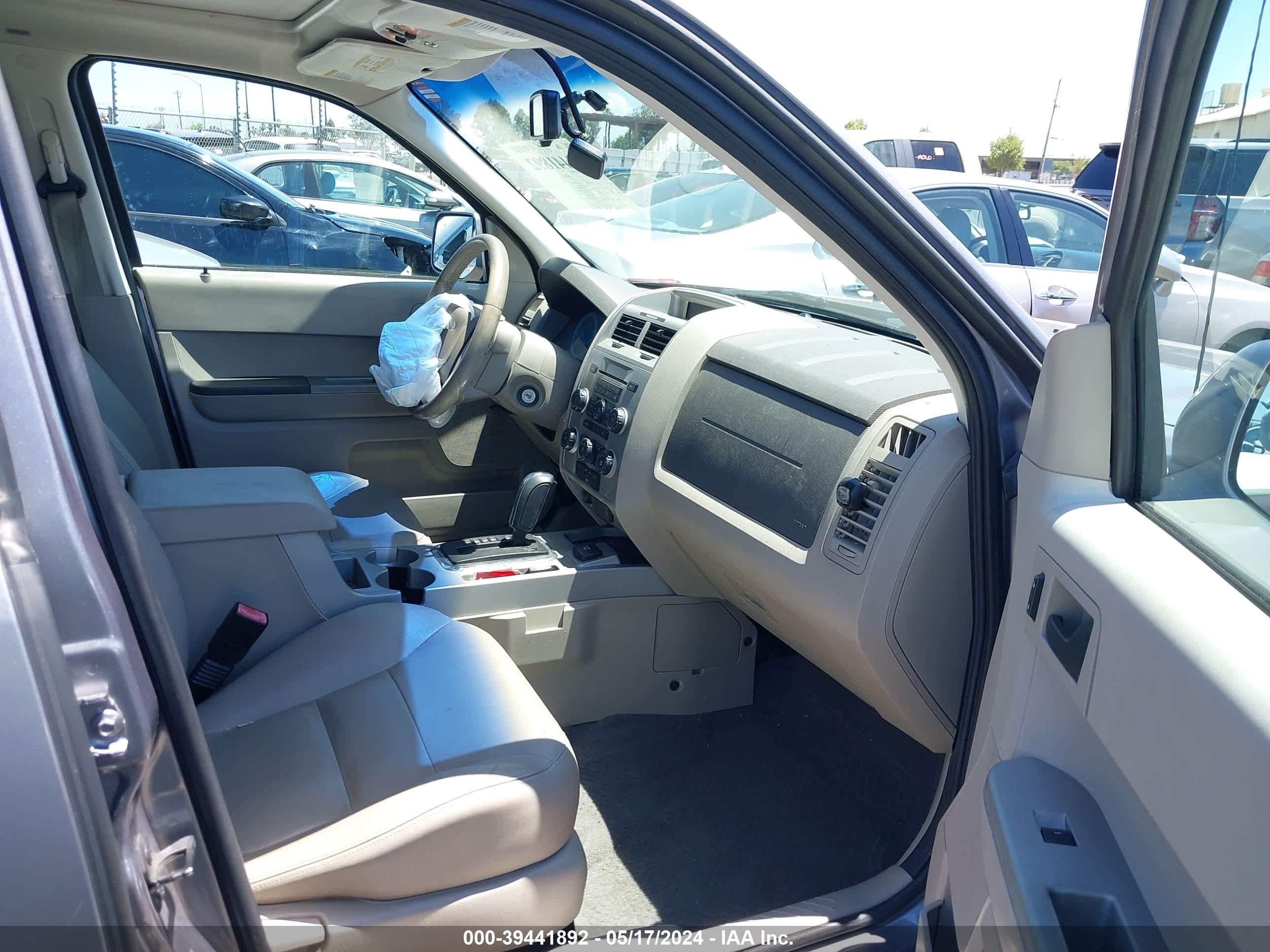 Photo 4 VIN: 1FMCU49H48KA94543 - FORD ESCAPE 