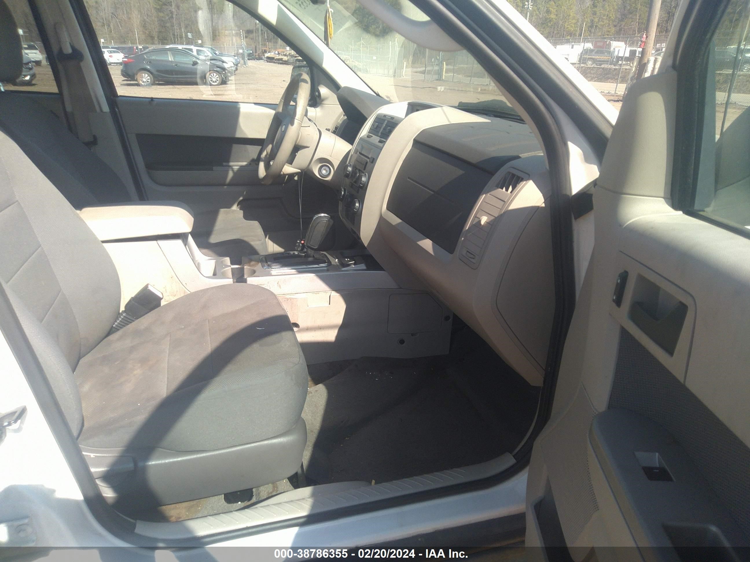 Photo 4 VIN: 1FMCU59309KA71207 - FORD ESCAPE 